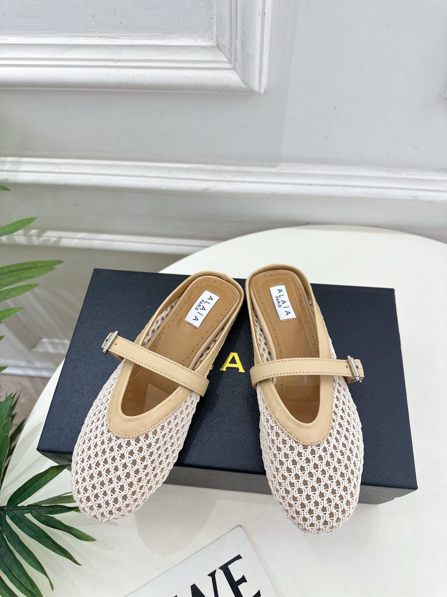 ALAÏA 阿莱亚25SS春夏新品 平底网面穆勒半拖鞋
—————————
Alaïa作为这两年最受欢迎