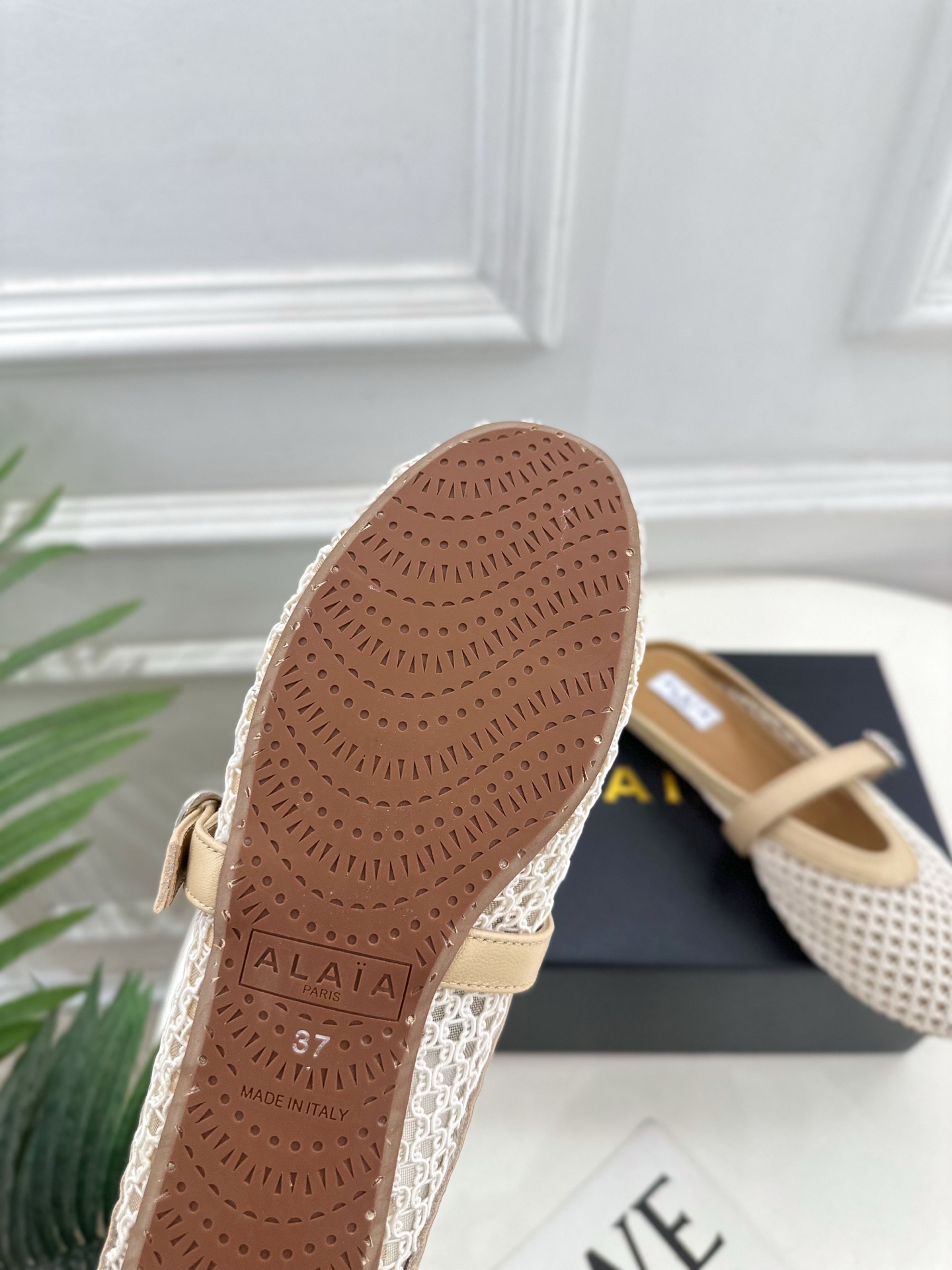 ALAÏA 阿莱亚25SS春夏新品 平底网面穆勒半拖鞋
—————————
Alaïa作为这两年最受欢迎