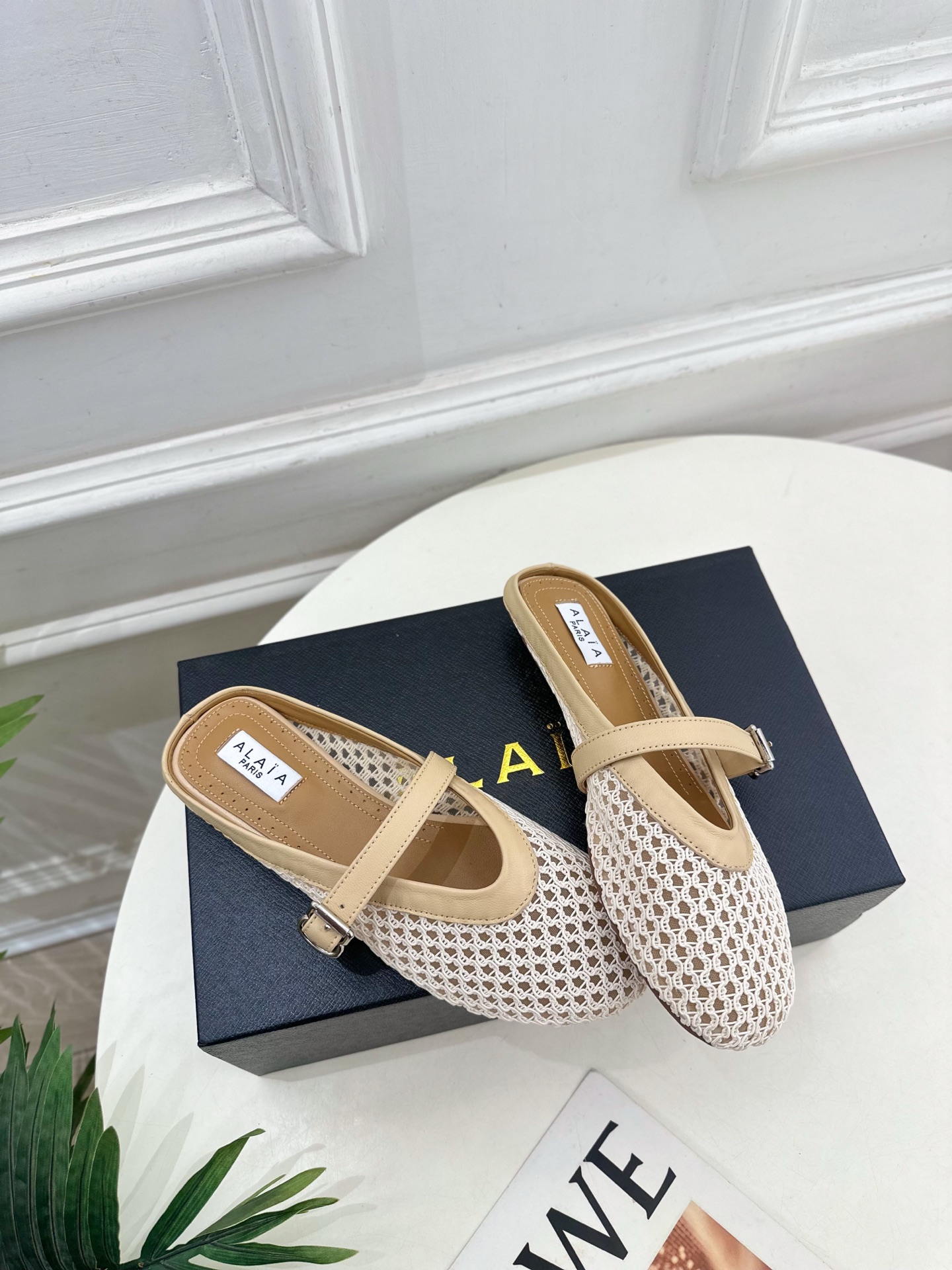 ALAÏA 阿莱亚25SS春夏新品 平底网面穆勒半拖鞋
—————————
Alaïa作为这两年最受欢迎