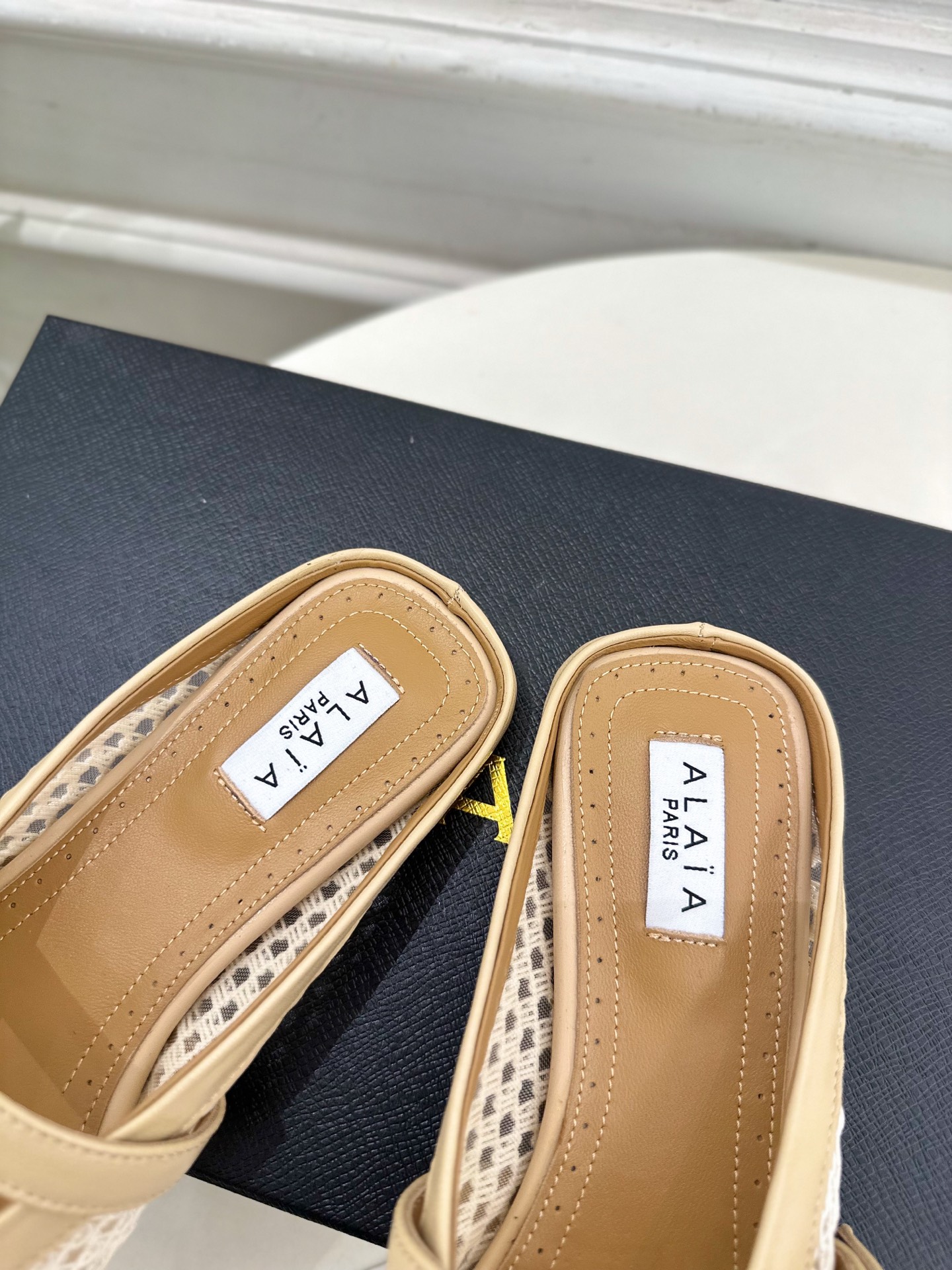ALAÏA 阿莱亚25SS春夏新品 平底网面穆勒半拖鞋
—————————
Alaïa作为这两年最受欢迎