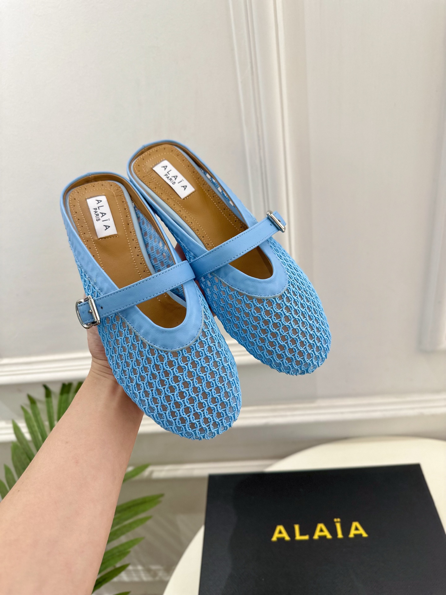 ALAÏA 阿莱亚25SS春夏新品 平底网面穆勒半拖鞋
—————————
Alaïa作为这两年最受欢迎