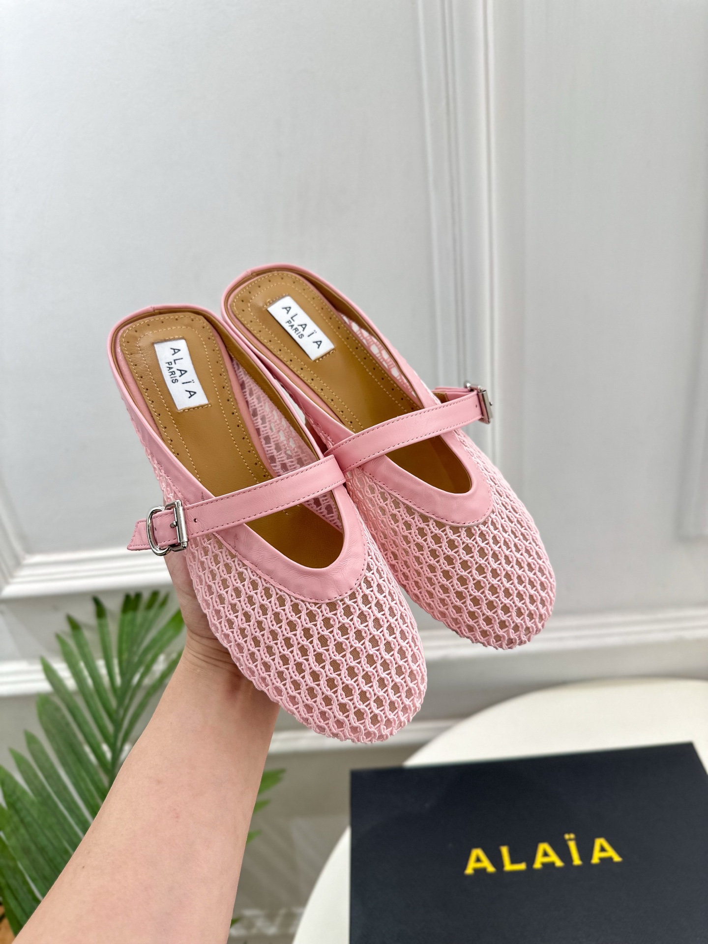 ALAÏA 阿莱亚25SS春夏新品 平底网面穆勒半拖鞋
—————————
Alaïa作为这两年最受欢迎