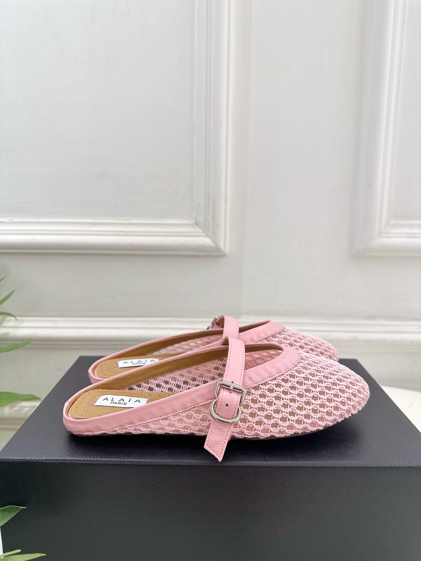 ALAÏA 阿莱亚25SS春夏新品 平底网面穆勒半拖鞋
—————————
Alaïa作为这两年最受欢迎