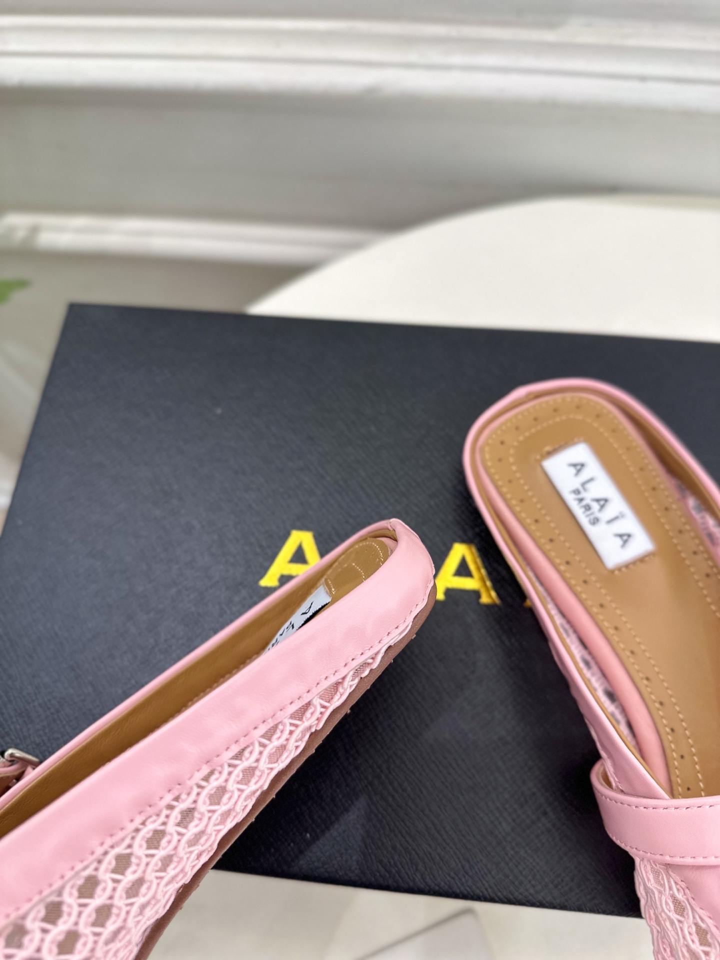 ALAÏA 阿莱亚25SS春夏新品 平底网面穆勒半拖鞋
—————————
Alaïa作为这两年最受欢迎