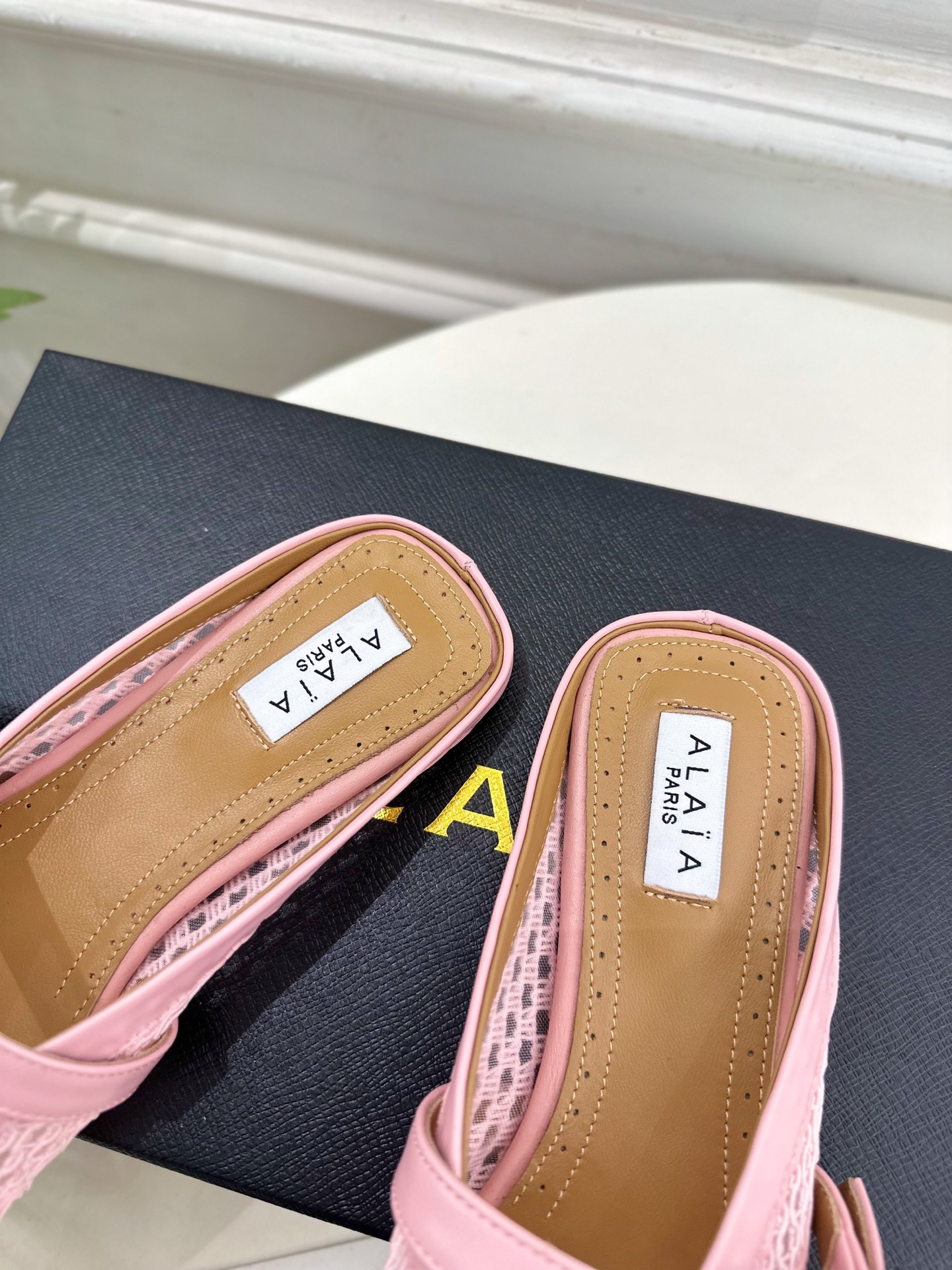 ALAÏA 阿莱亚25SS春夏新品 平底网面穆勒半拖鞋
—————————
Alaïa作为这两年最受欢迎