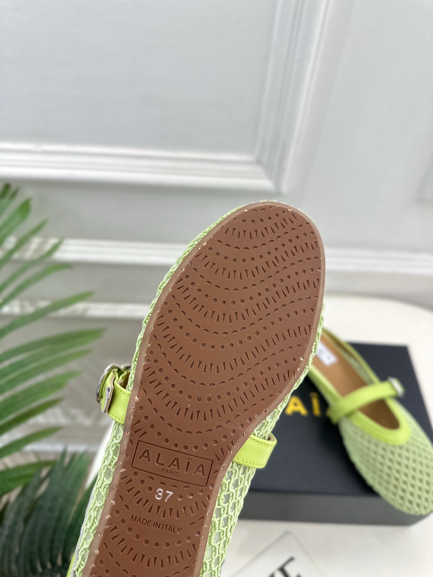 ALAÏA 阿莱亚25SS春夏新品 平底网面穆勒半拖鞋
—————————
Alaïa作为这两年最受欢迎