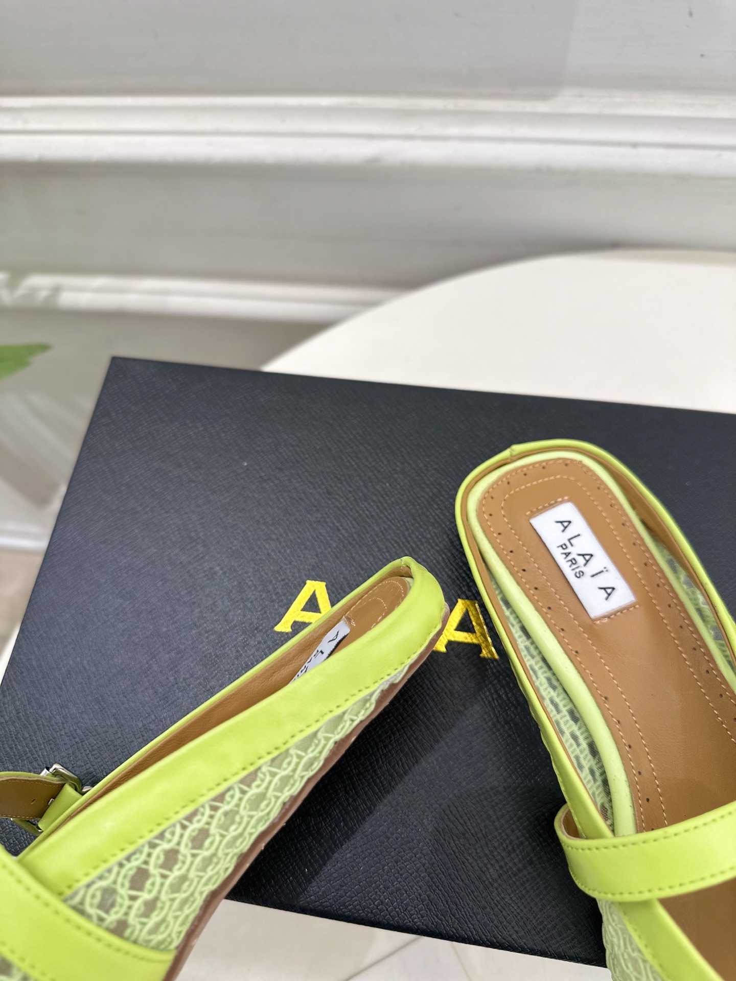 ALAÏA 阿莱亚25SS春夏新品 平底网面穆勒半拖鞋
—————————
Alaïa作为这两年最受欢迎
