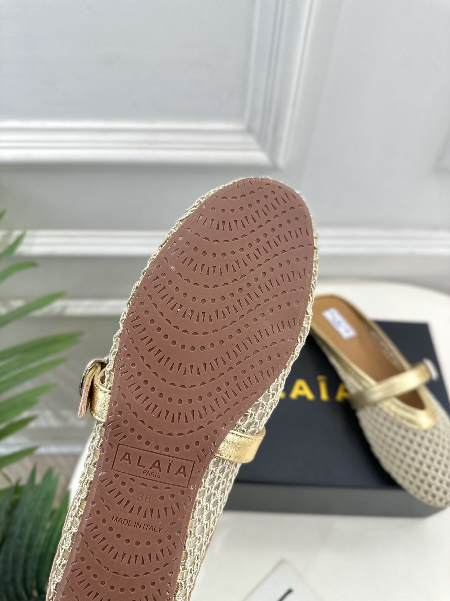 ALAÏA 阿莱亚25SS春夏新品 平底网面穆勒半拖鞋
—————————
Alaïa作为这两年最受欢迎