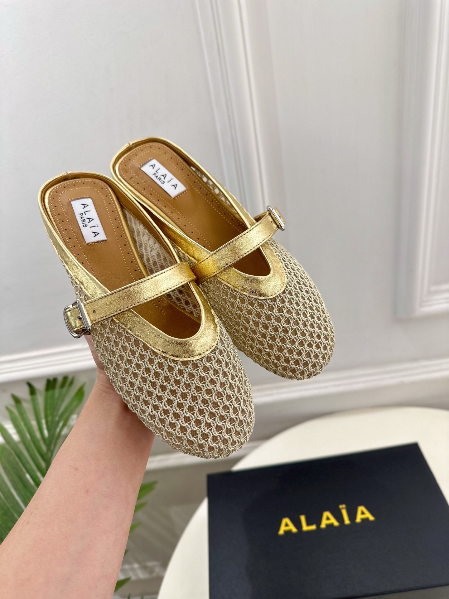 ALAÏA 阿莱亚25SS春夏新品 平底网面穆勒半拖鞋
—————————
Alaïa作为这两年最受欢迎