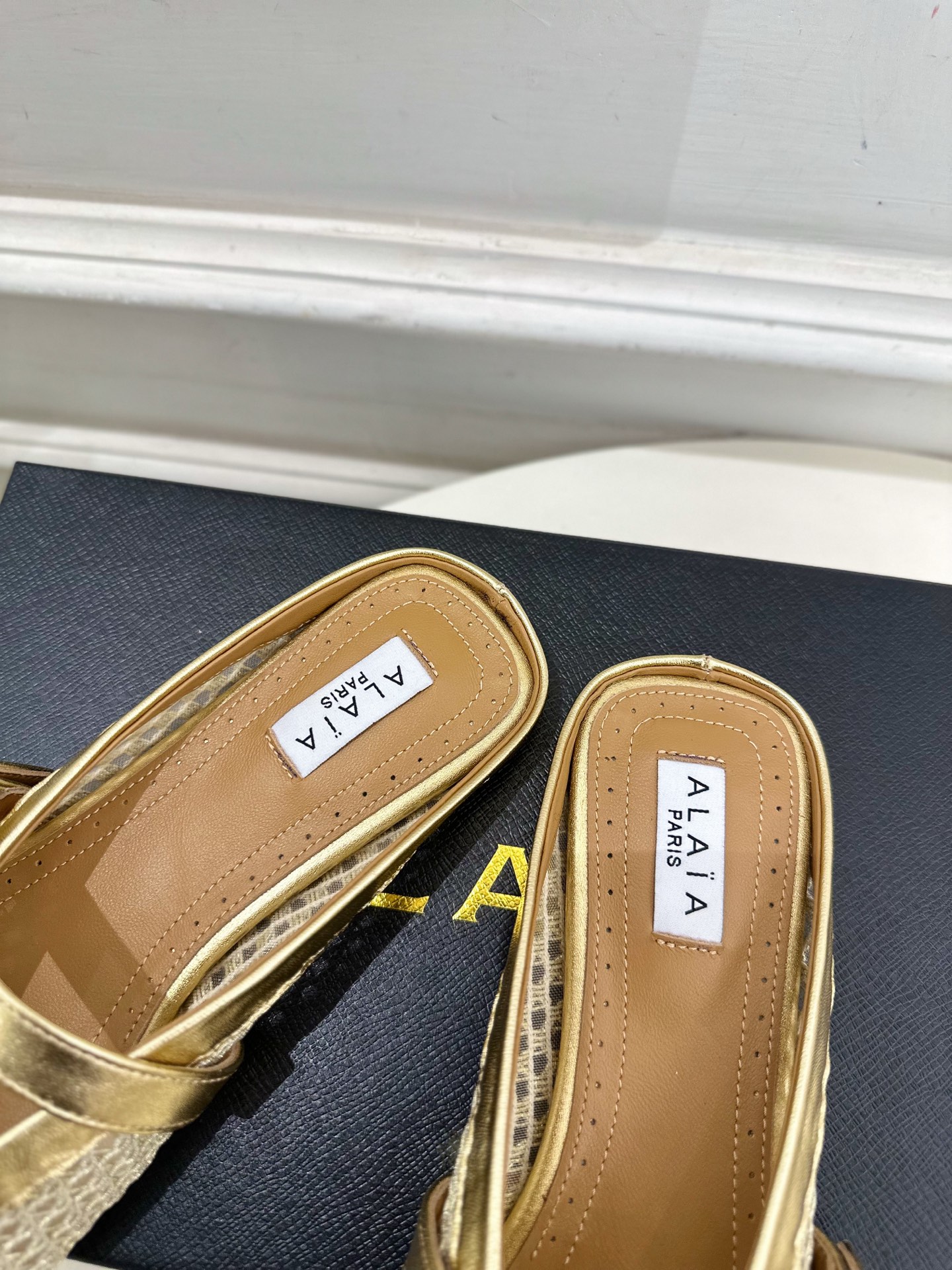 ALAÏA 阿莱亚25SS春夏新品 平底网面穆勒半拖鞋
—————————
Alaïa作为这两年最受欢迎
