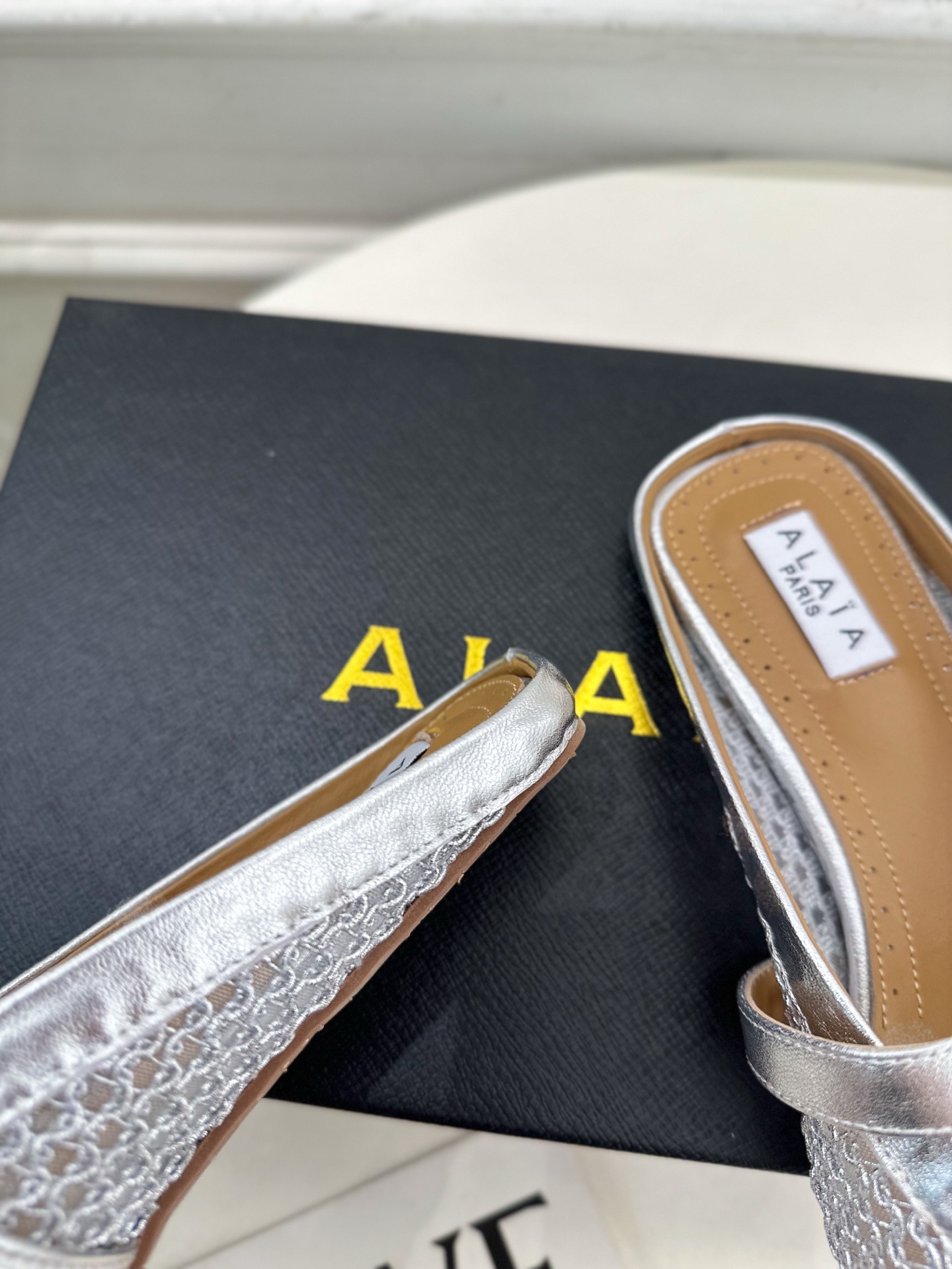 ALAÏA 阿莱亚25SS春夏新品 平底网面穆勒半拖鞋
—————————
Alaïa作为这两年最受欢迎