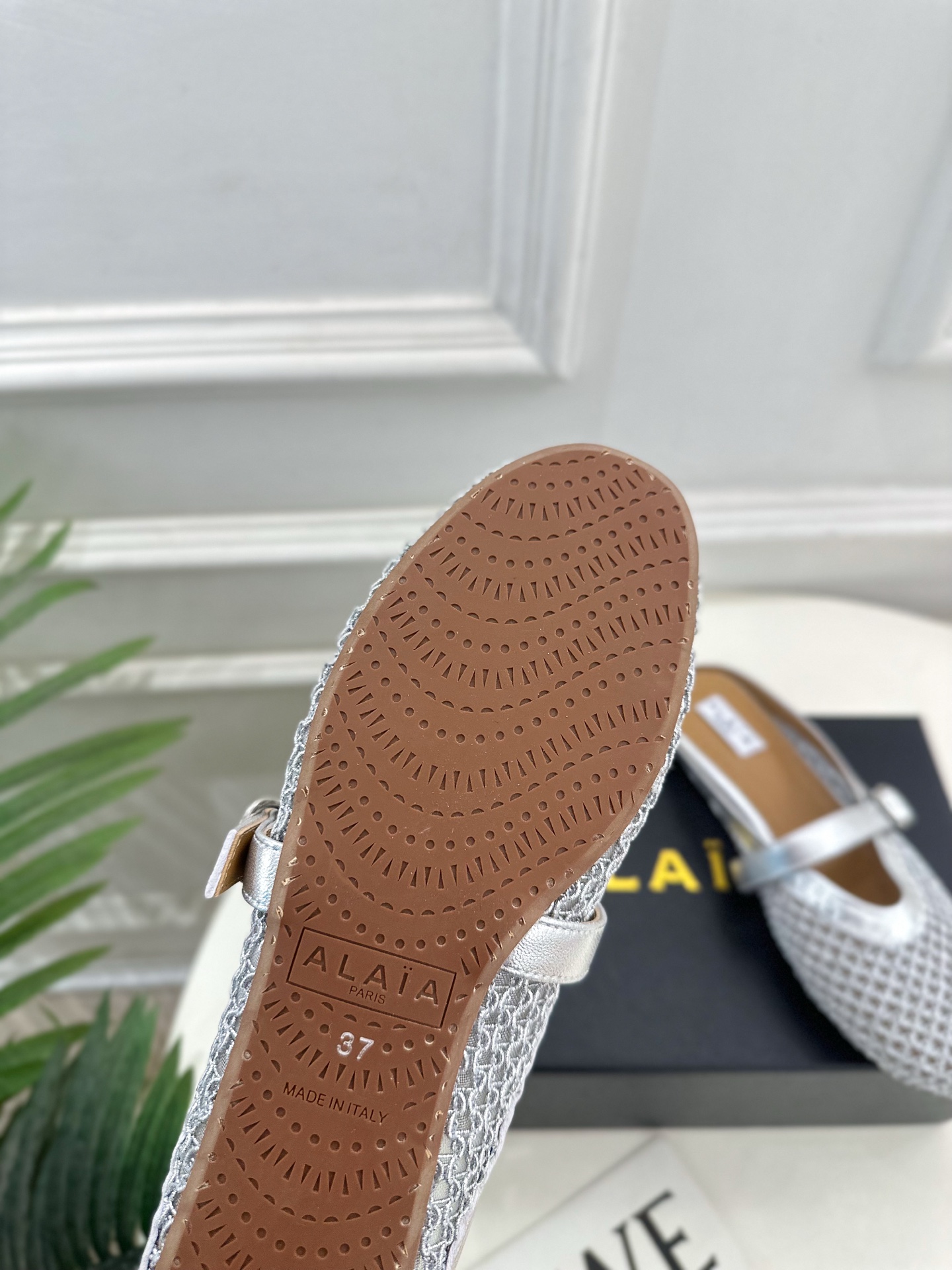 ALAÏA 阿莱亚25SS春夏新品 平底网面穆勒半拖鞋
—————————
Alaïa作为这两年最受欢迎
