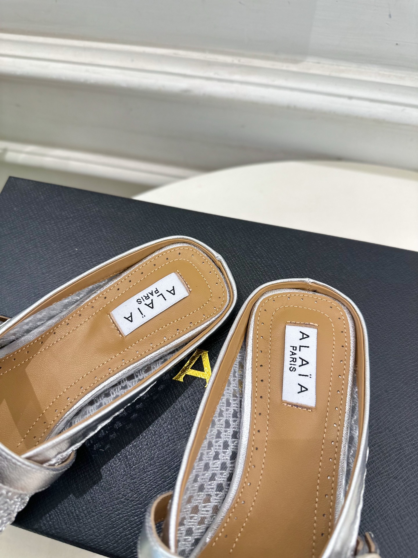 ALAÏA 阿莱亚25SS春夏新品 平底网面穆勒半拖鞋
—————————
Alaïa作为这两年最受欢迎
