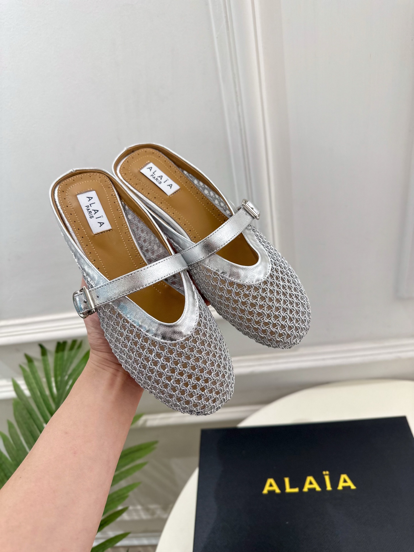ALAÏA 阿莱亚25SS春夏新品 平底网面穆勒半拖鞋
—————————
Alaïa作为这两年最受欢迎