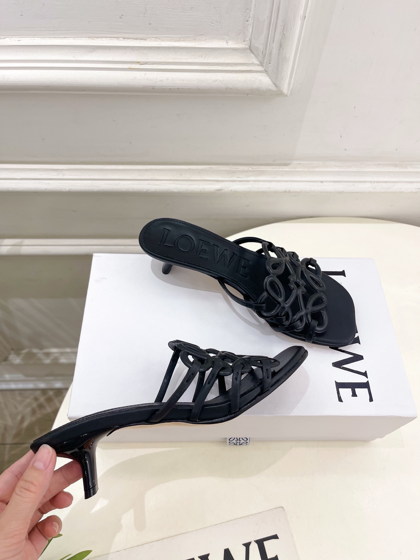 LOEWE 罗意威 2025春夏新品  Petal Anagram镂空小猫跟拖鞋
—————————
L