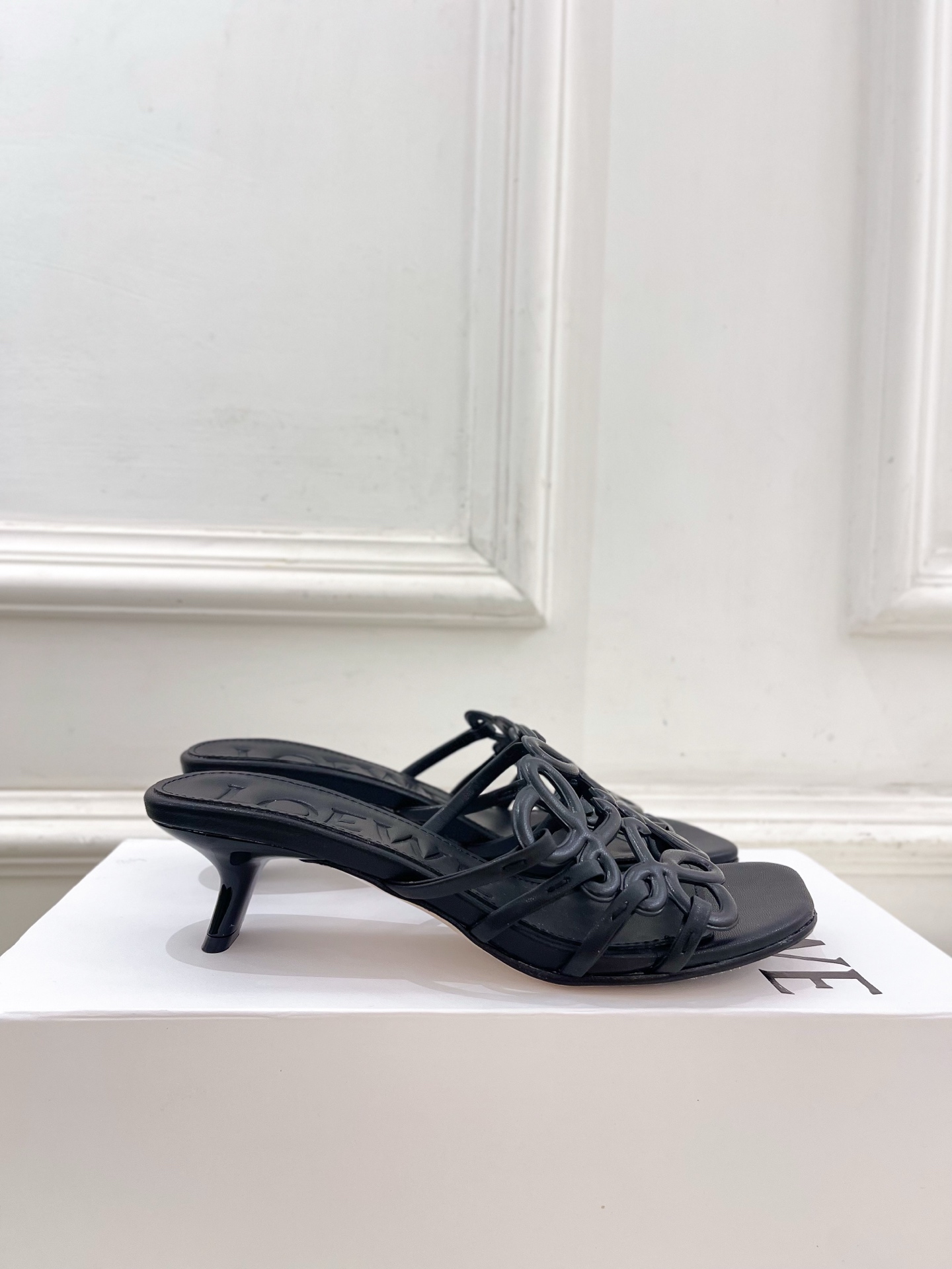 LOEWE 罗意威 2025春夏新品  Petal Anagram镂空小猫跟拖鞋
—————————
L