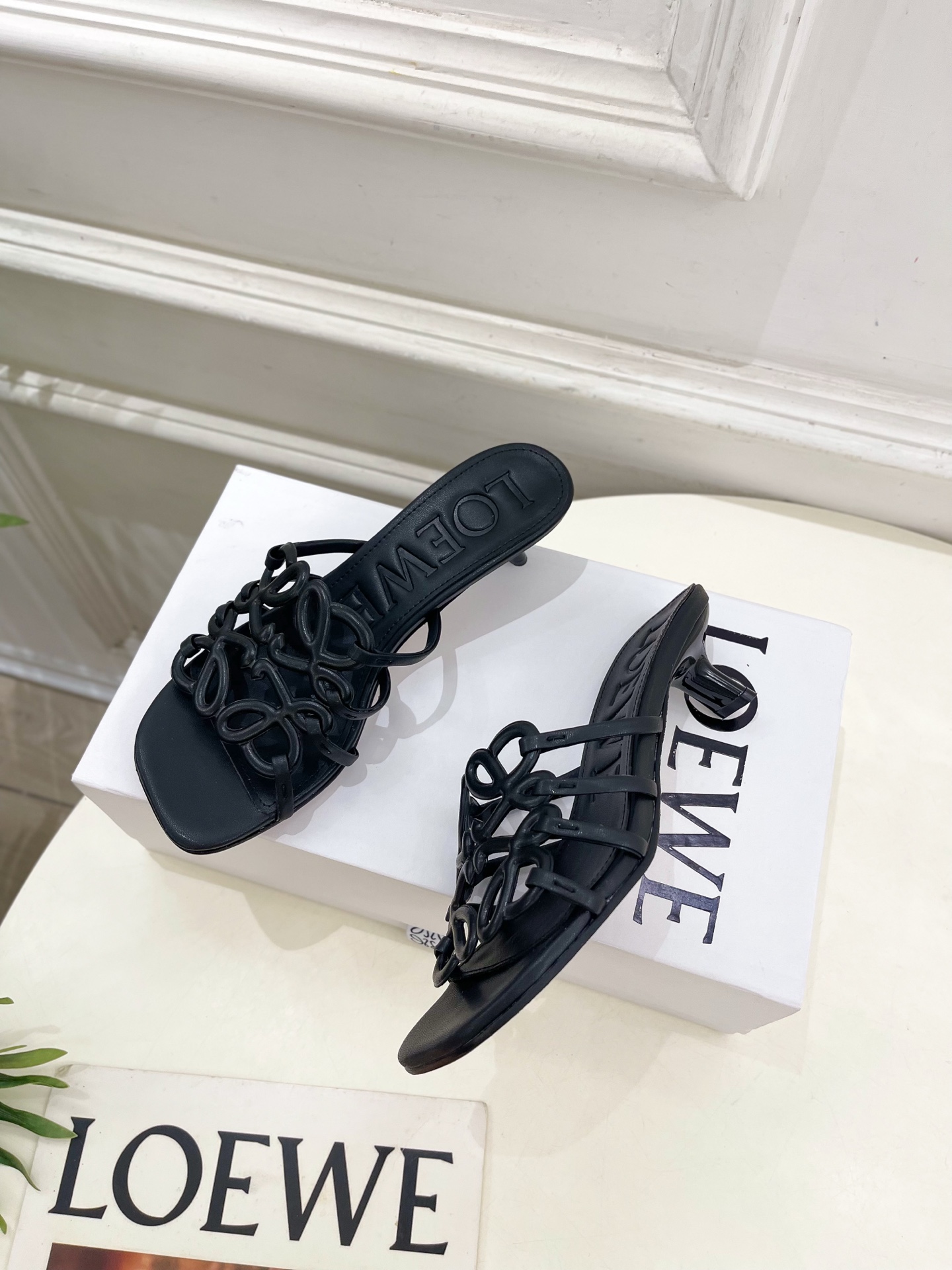 LOEWE 罗意威 2025春夏新品  Petal Anagram镂空小猫跟拖鞋
—————————
L