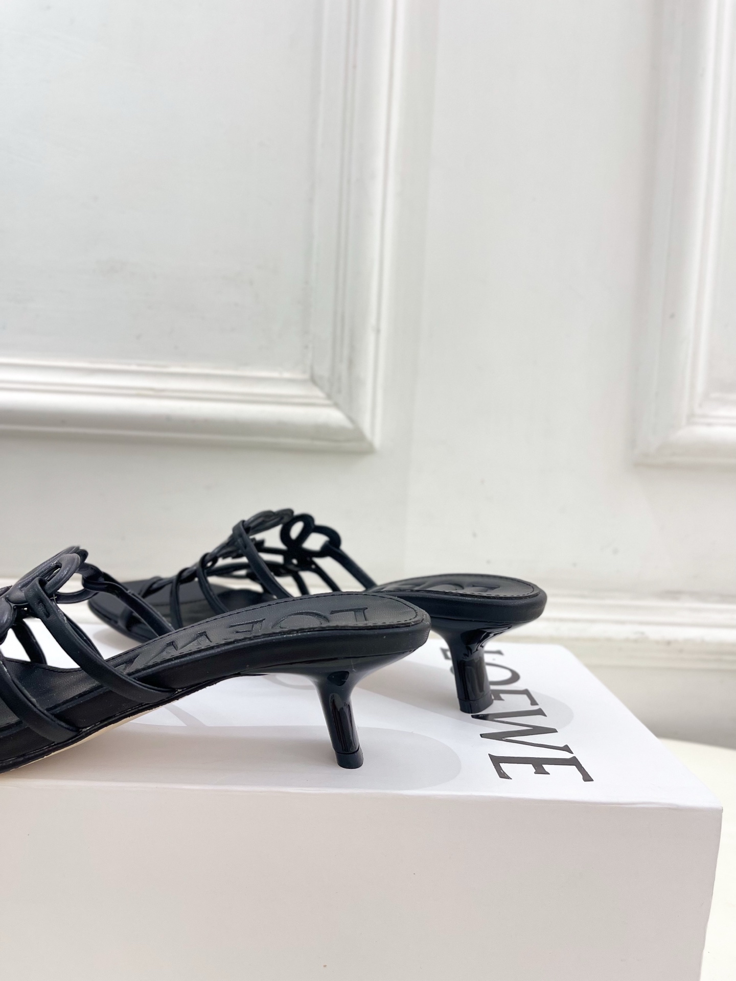 LOEWE 罗意威 2025春夏新品  Petal Anagram镂空小猫跟拖鞋
—————————
L