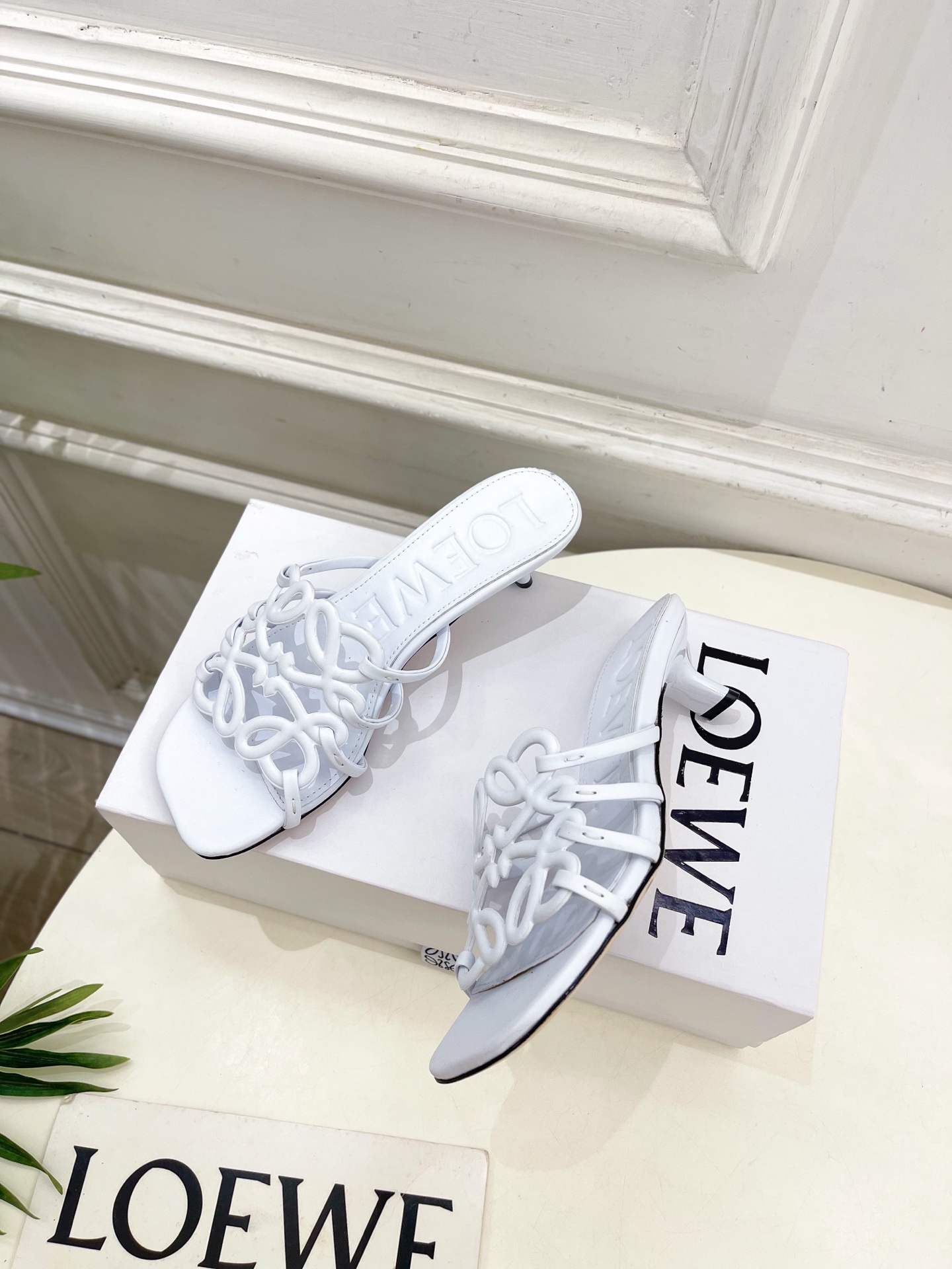 LOEWE 罗意威 2025春夏新品  Petal Anagram镂空小猫跟拖鞋
—————————
L