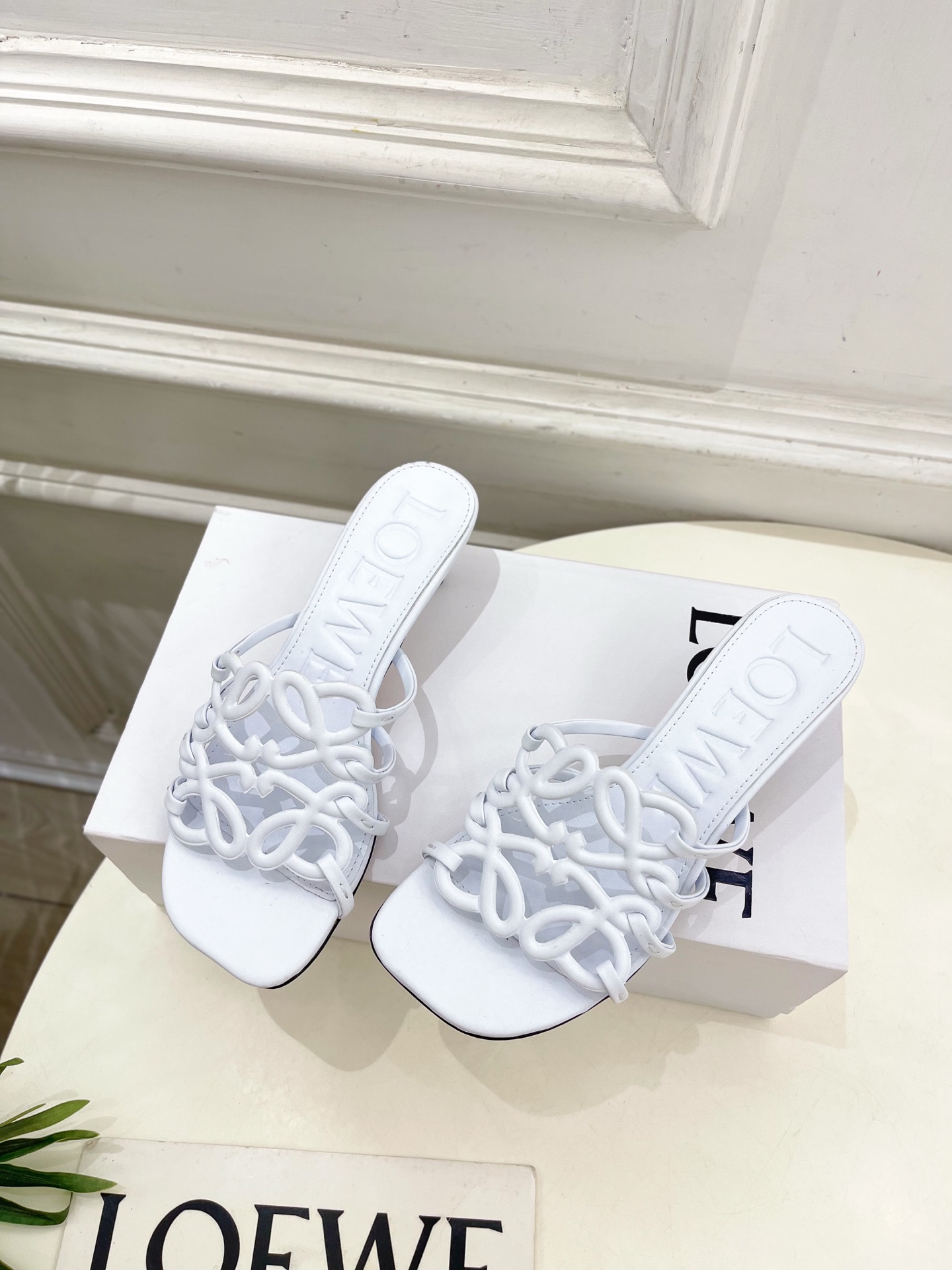 LOEWE 罗意威 2025春夏新品  Petal Anagram镂空小猫跟拖鞋
—————————
L