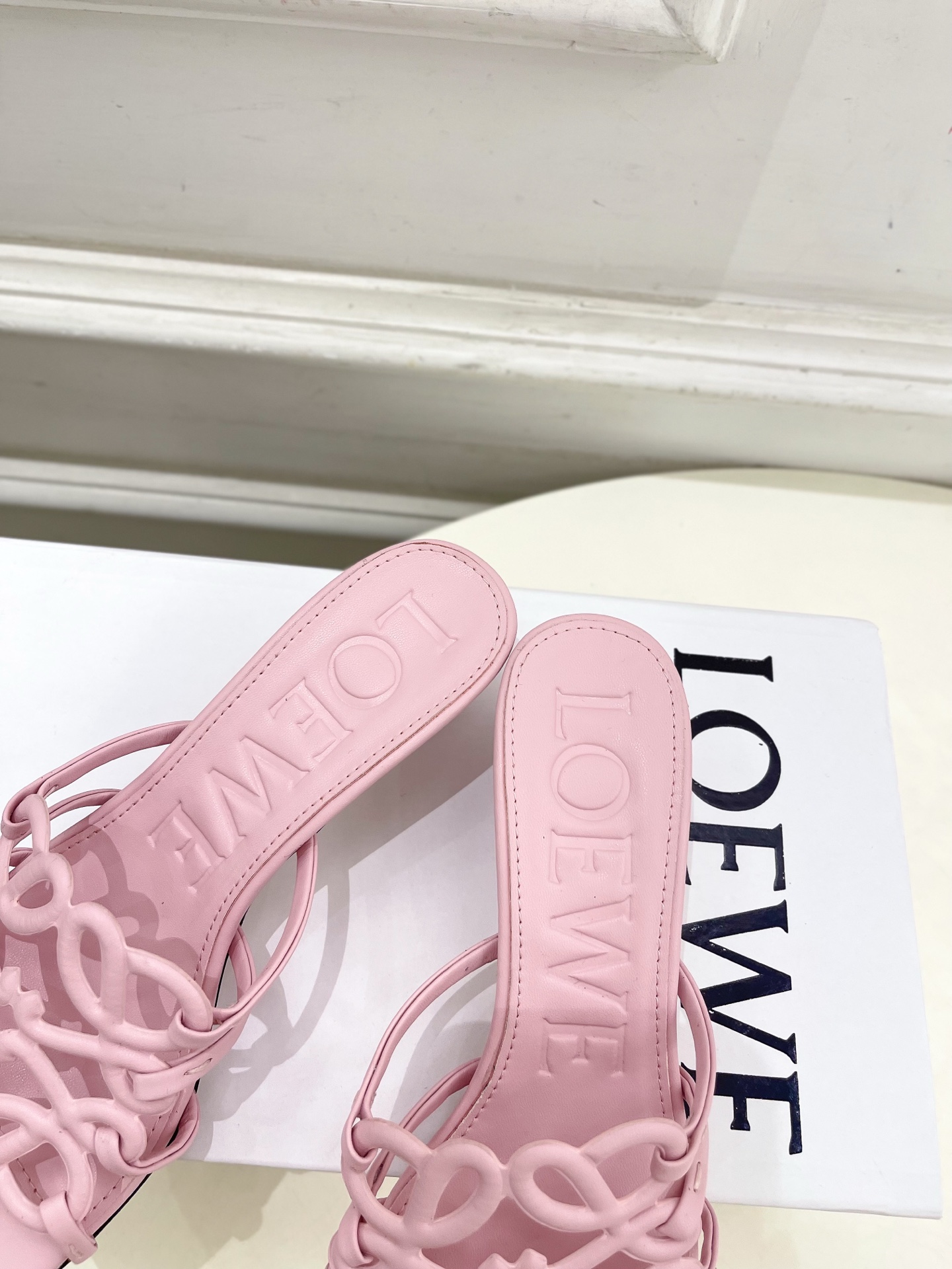 LOEWE 罗意威 2025春夏新品  Petal Anagram镂空小猫跟拖鞋
—————————
L