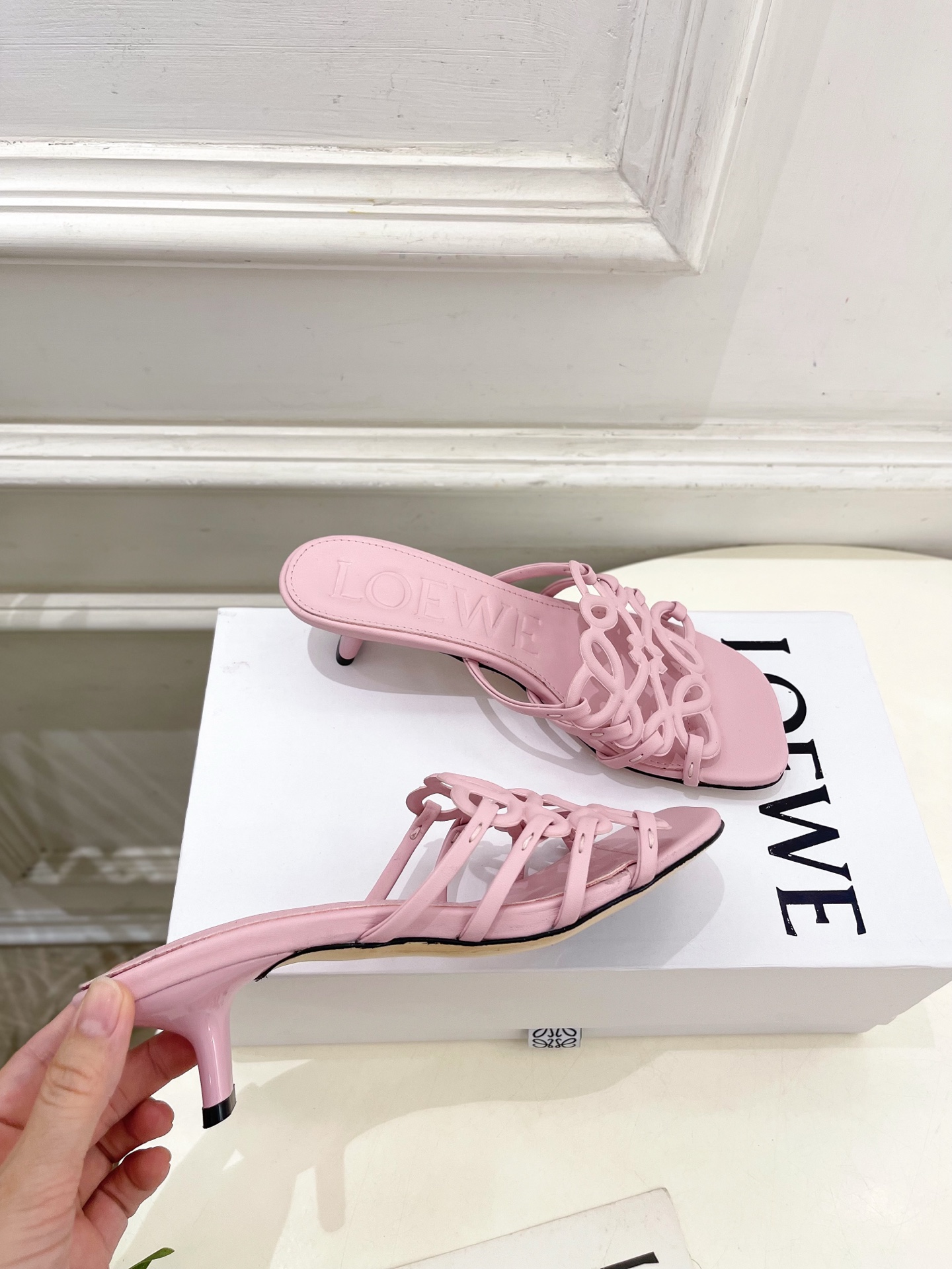 LOEWE 罗意威 2025春夏新品  Petal Anagram镂空小猫跟拖鞋
—————————
L