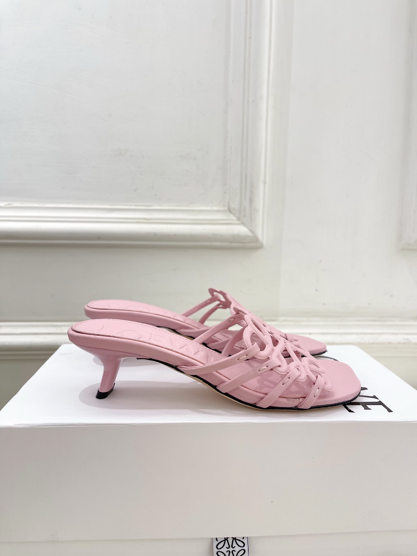 LOEWE 罗意威 2025春夏新品  Petal Anagram镂空小猫跟拖鞋
—————————
L