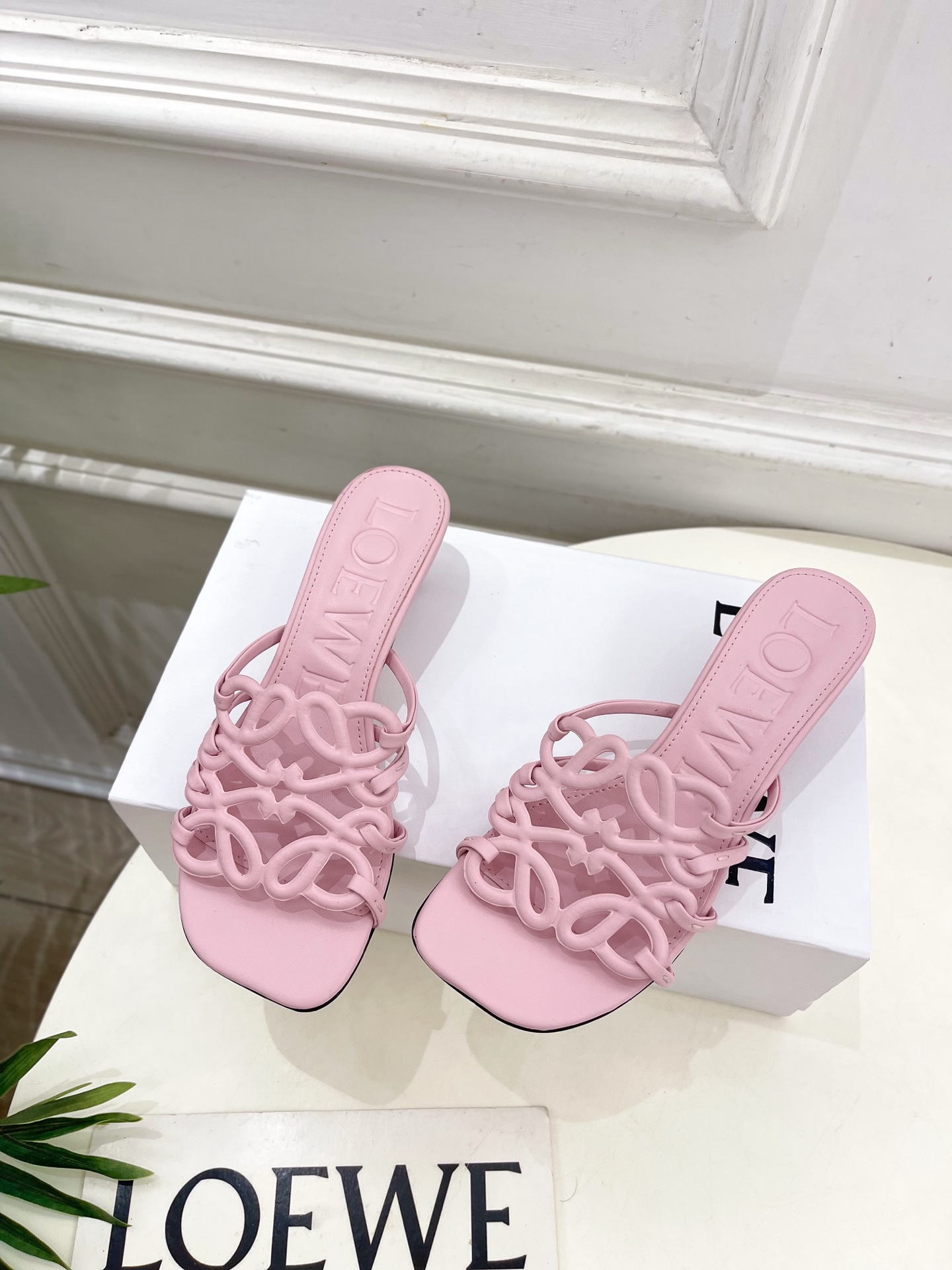 LOEWE 罗意威 2025春夏新品  Petal Anagram镂空小猫跟拖鞋
—————————
L