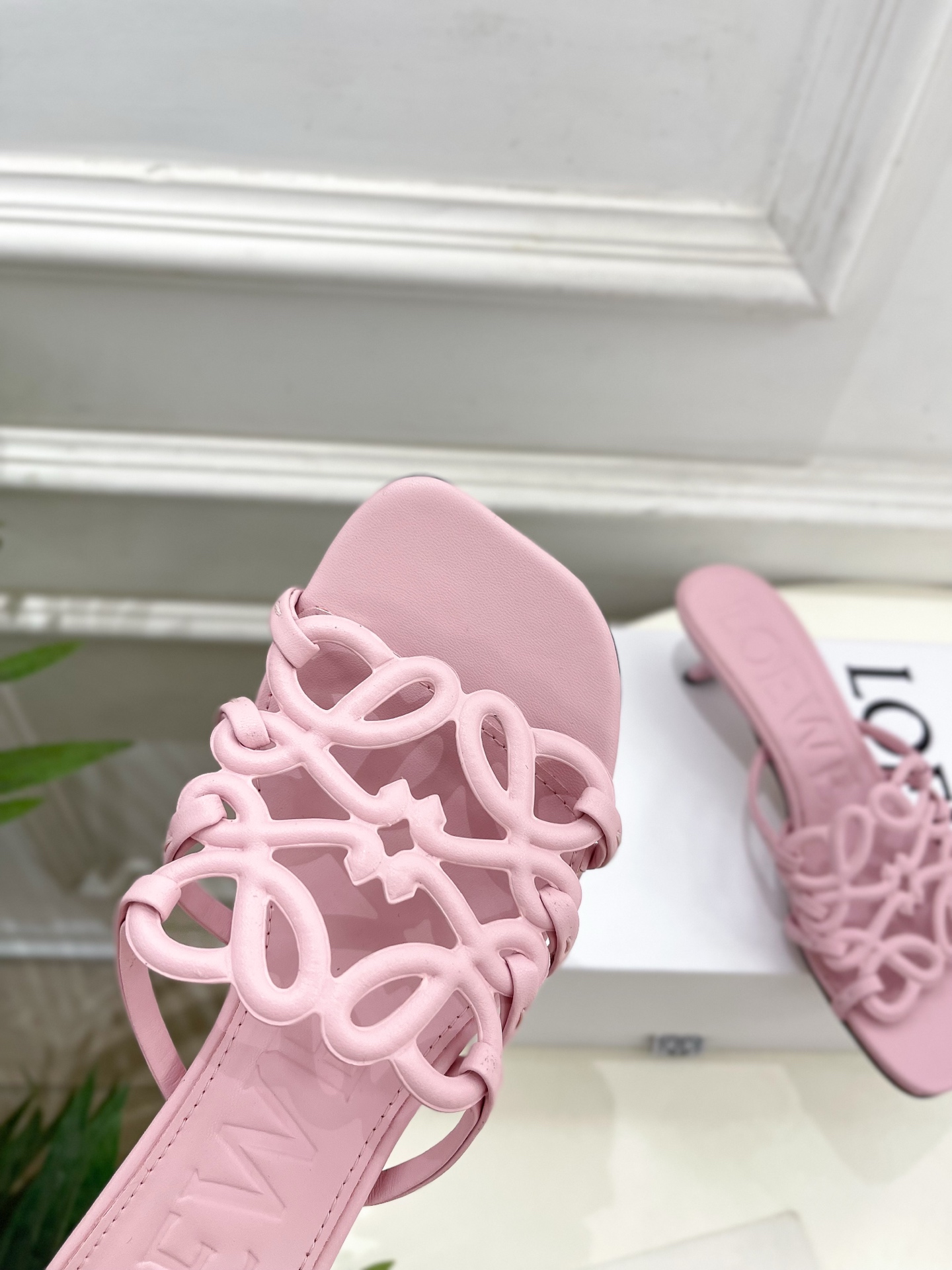 LOEWE 罗意威 2025春夏新品  Petal Anagram镂空小猫跟拖鞋
—————————
L