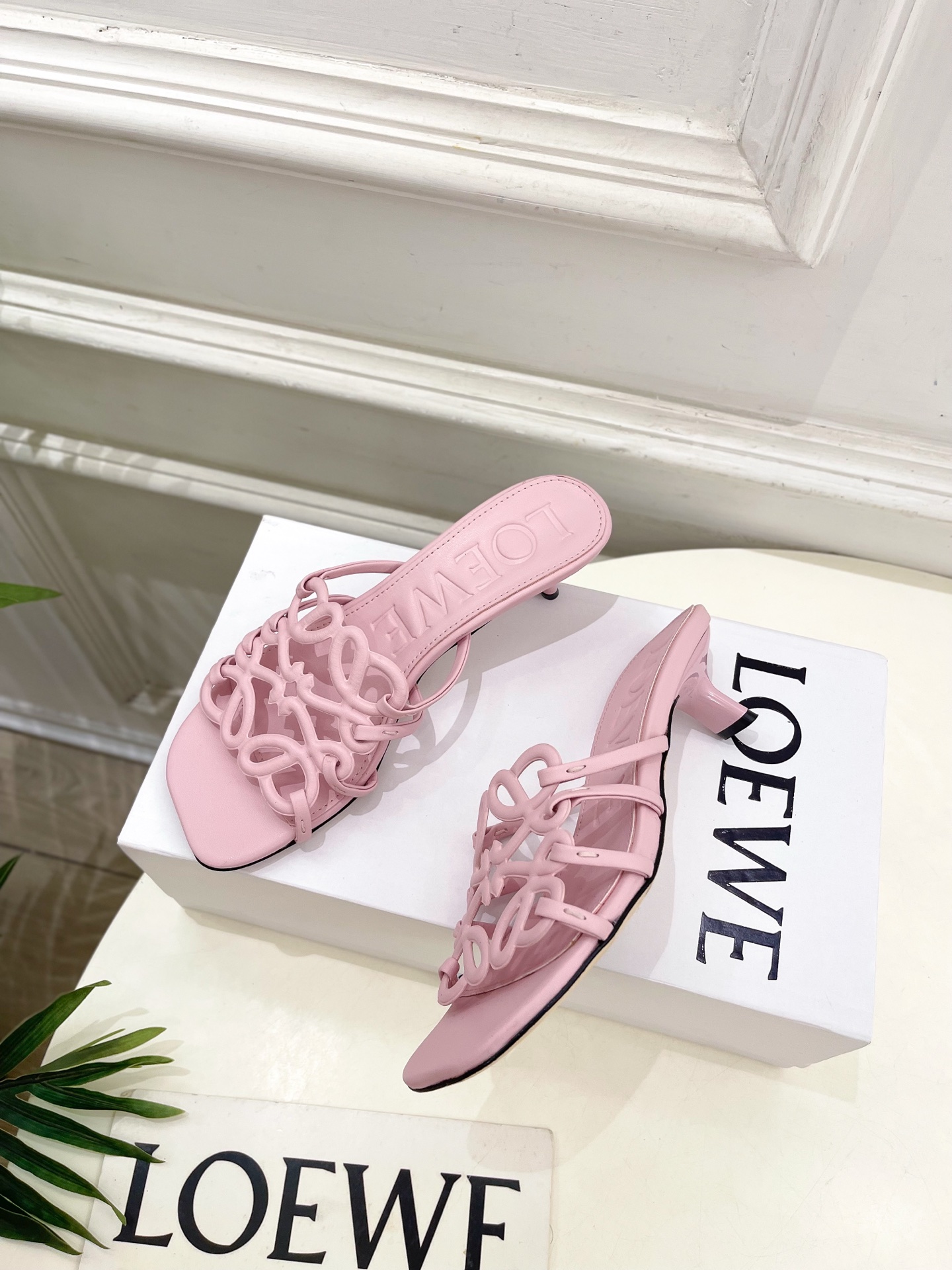LOEWE 罗意威 2025春夏新品  Petal Anagram镂空小猫跟拖鞋
—————————
L
