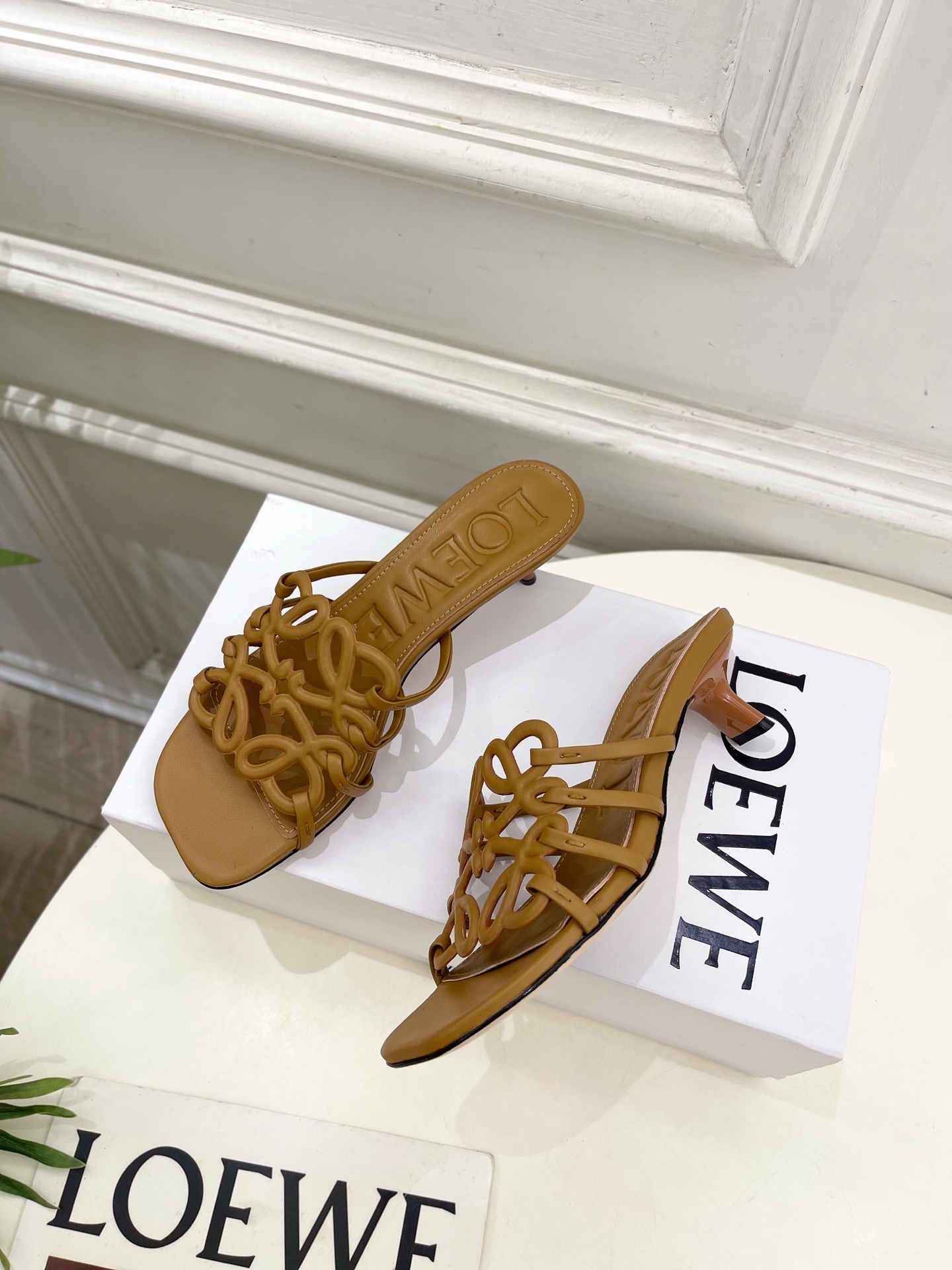 LOEWE 罗意威 2025春夏新品  Petal Anagram镂空小猫跟拖鞋
—————————
L