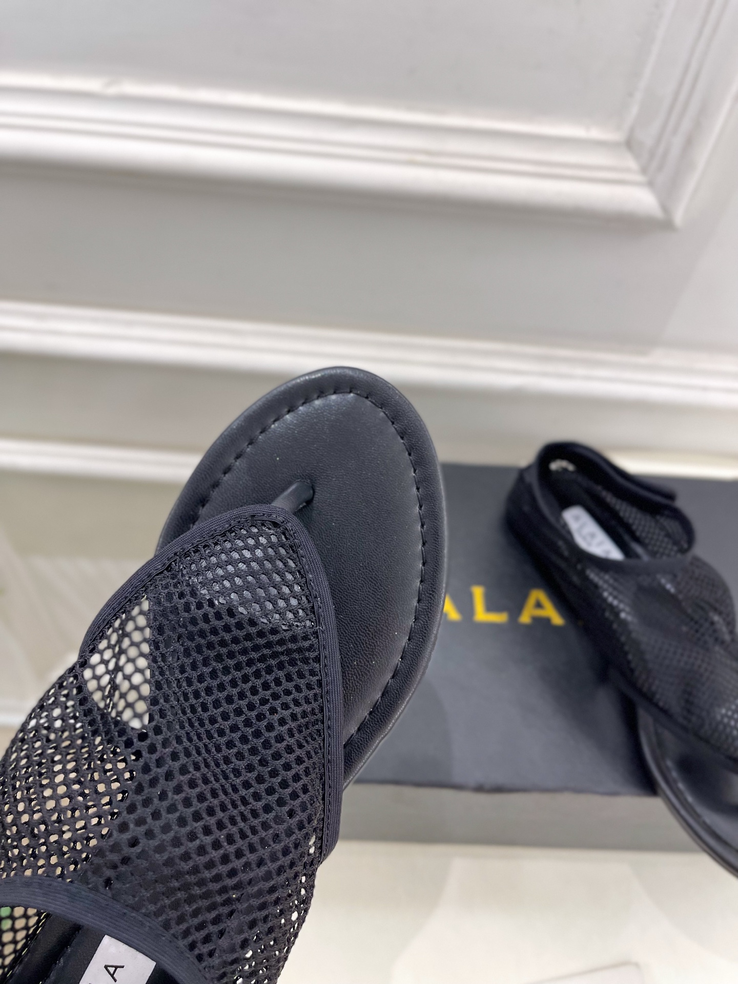 ALAÏA 阿莱亚25SS春夏新品 平底渔网夹脚凉鞋
—————————
Alaïa作为这两年最受欢迎的