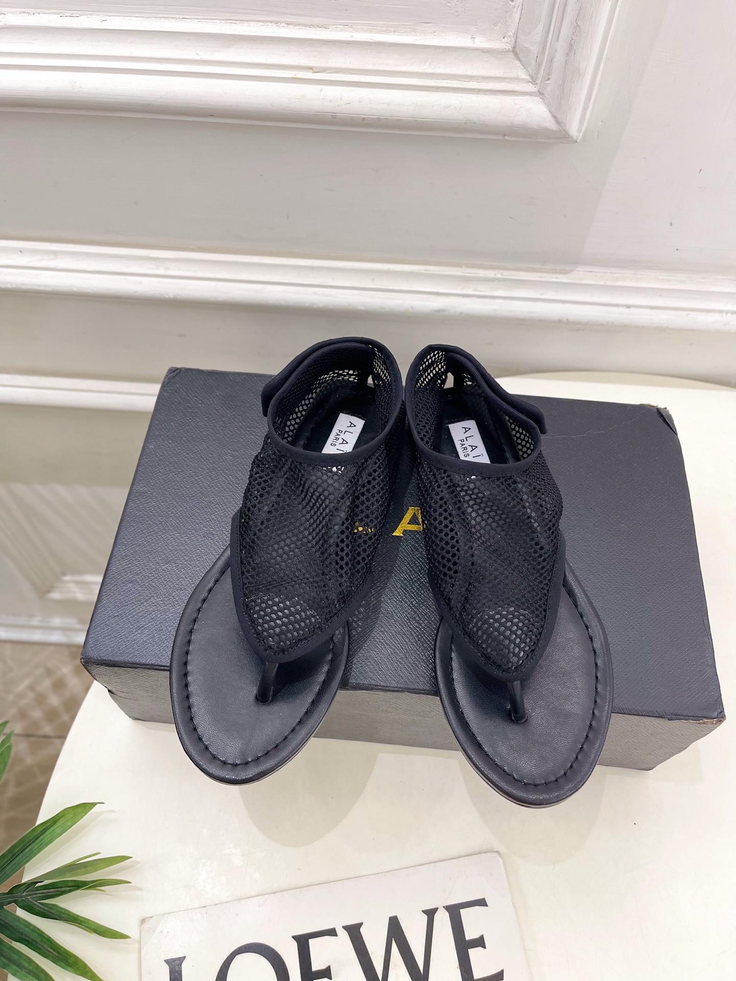 ALAÏA 阿莱亚25SS春夏新品 平底渔网夹脚凉鞋
—————————
Alaïa作为这两年最受欢迎的