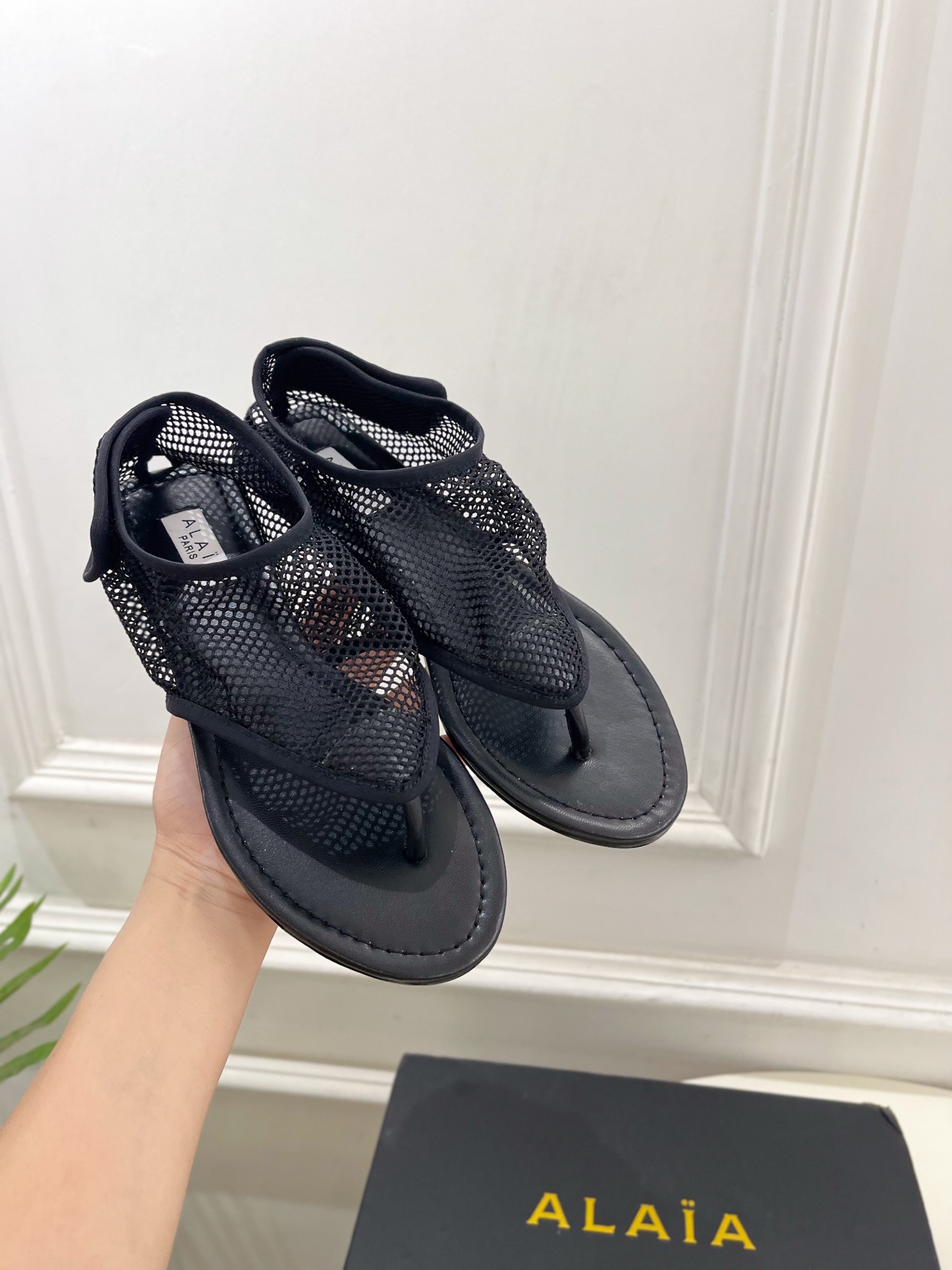 ALAÏA 阿莱亚25SS春夏新品 平底渔网夹脚凉鞋
—————————
Alaïa作为这两年最受欢迎的
