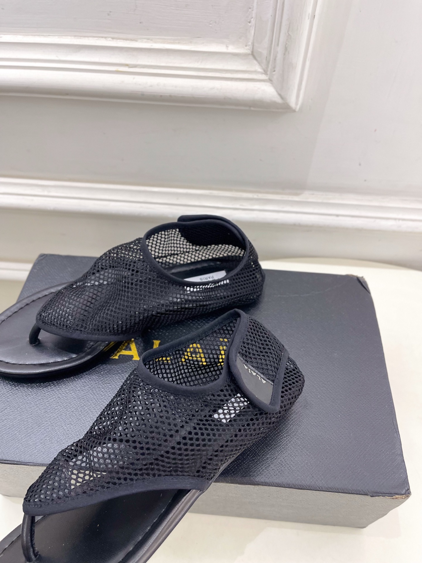 ALAÏA 阿莱亚25SS春夏新品 平底渔网夹脚凉鞋
—————————
Alaïa作为这两年最受欢迎的