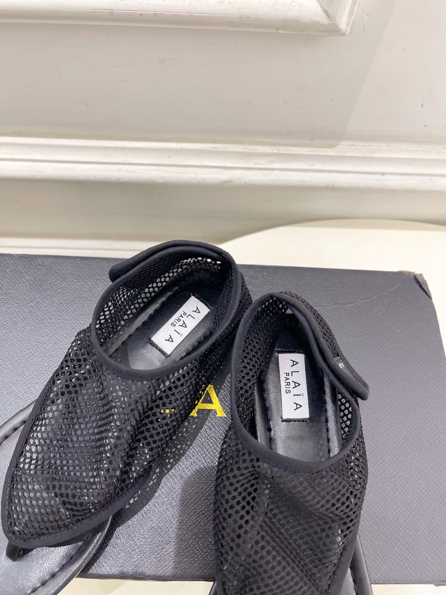 ALAÏA 阿莱亚25SS春夏新品 平底渔网夹脚凉鞋
—————————
Alaïa作为这两年最受欢迎的
