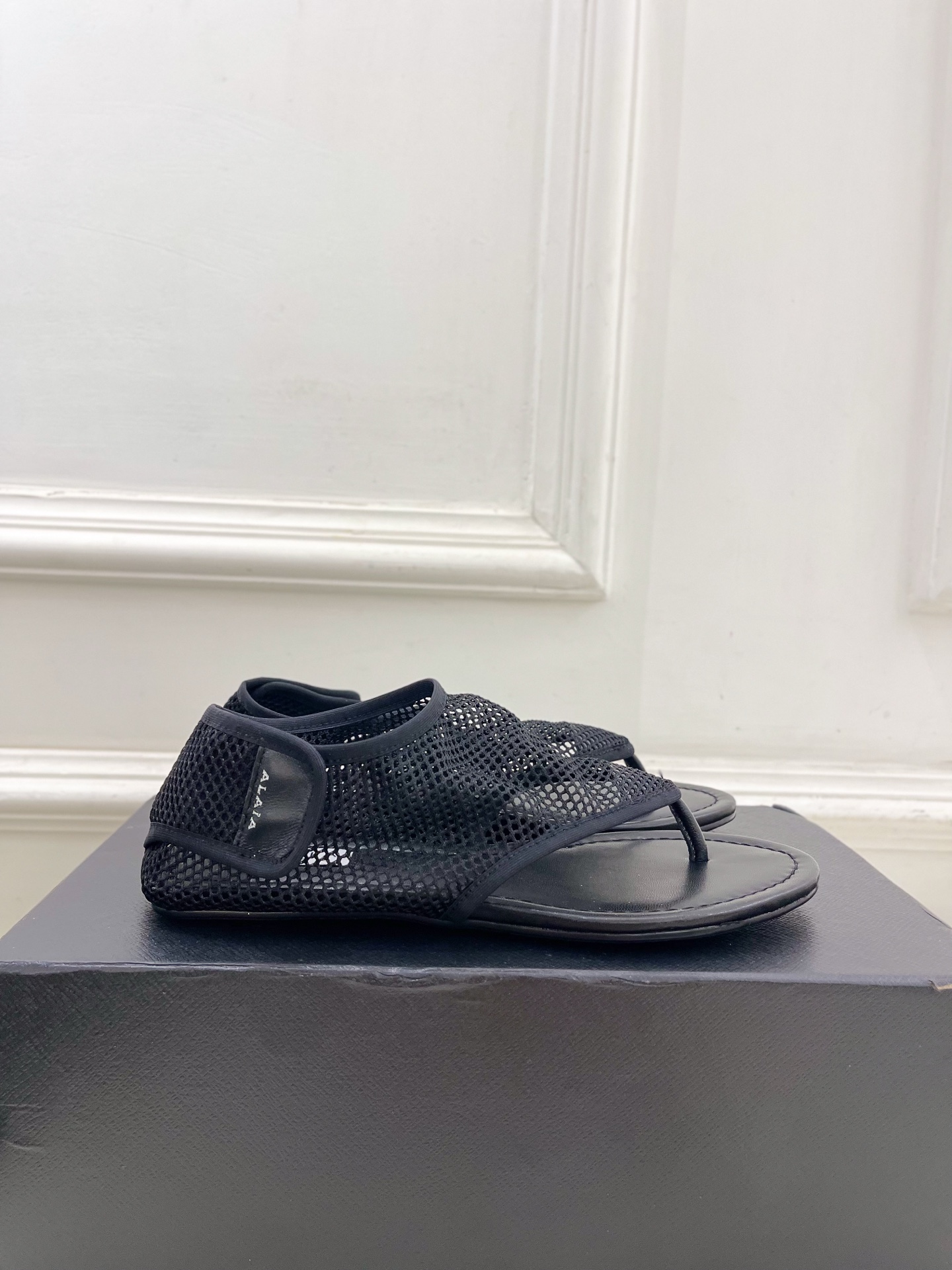 ALAÏA 阿莱亚25SS春夏新品 平底渔网夹脚凉鞋
—————————
Alaïa作为这两年最受欢迎的
