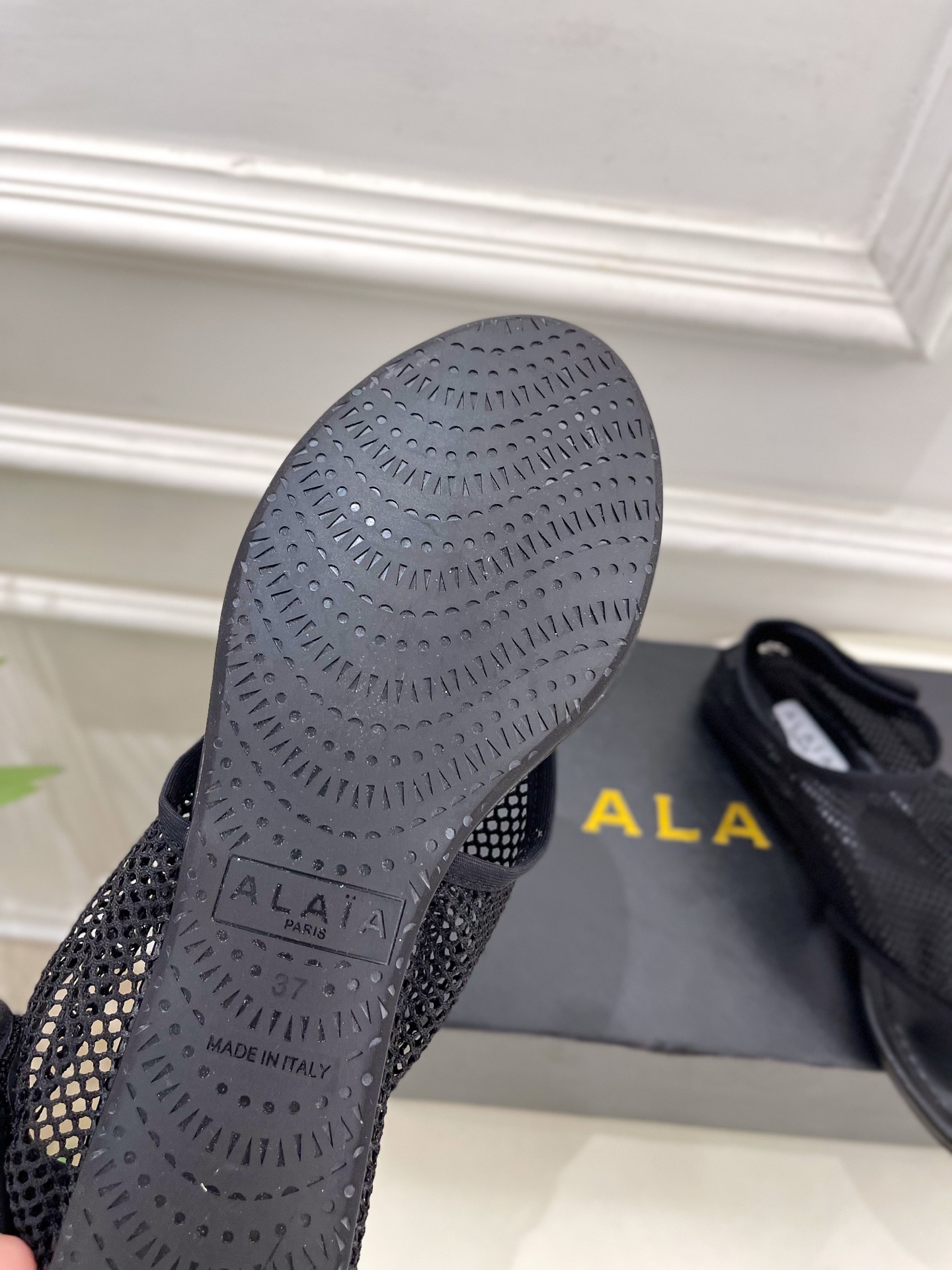 ALAÏA 阿莱亚25SS春夏新品 平底渔网夹脚凉鞋
—————————
Alaïa作为这两年最受欢迎的
