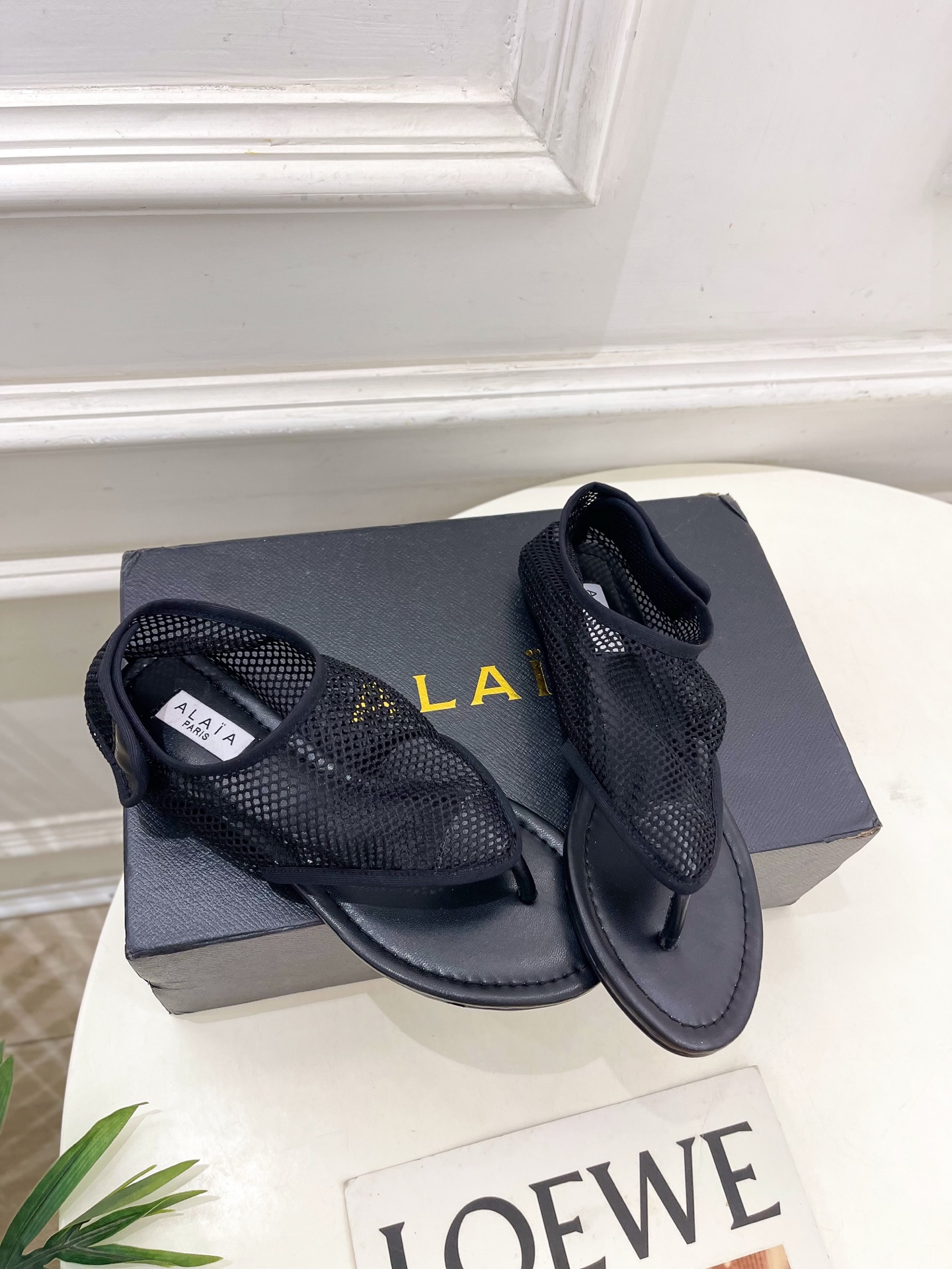ALAÏA 阿莱亚25SS春夏新品 平底渔网夹脚凉鞋
—————————
Alaïa作为这两年最受欢迎的
