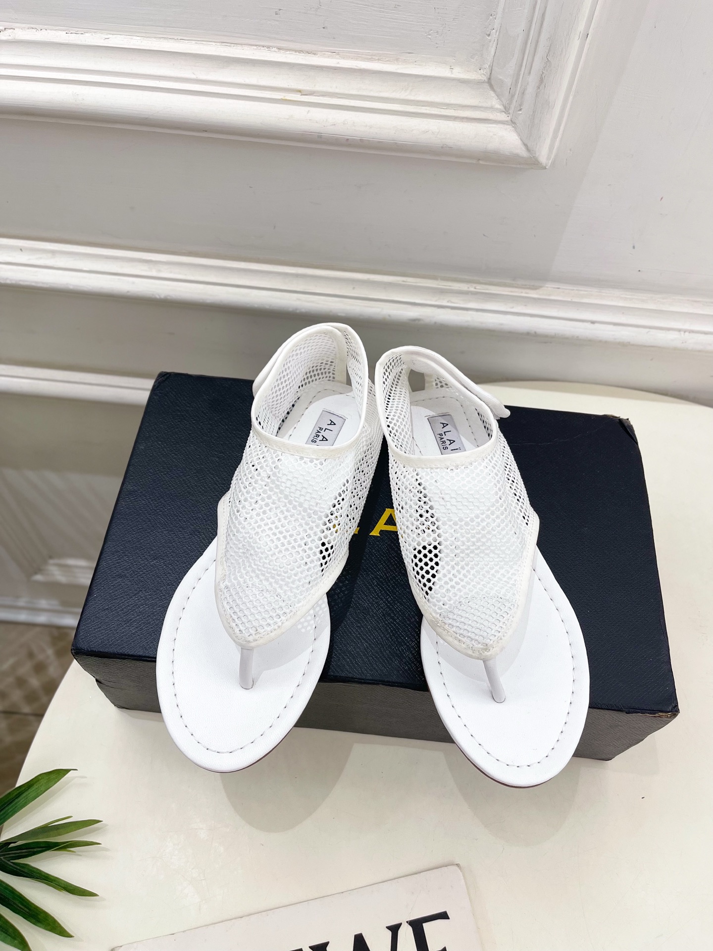 ALAÏA 阿莱亚25SS春夏新品 平底渔网夹脚凉鞋
—————————
Alaïa作为这两年最受欢迎的