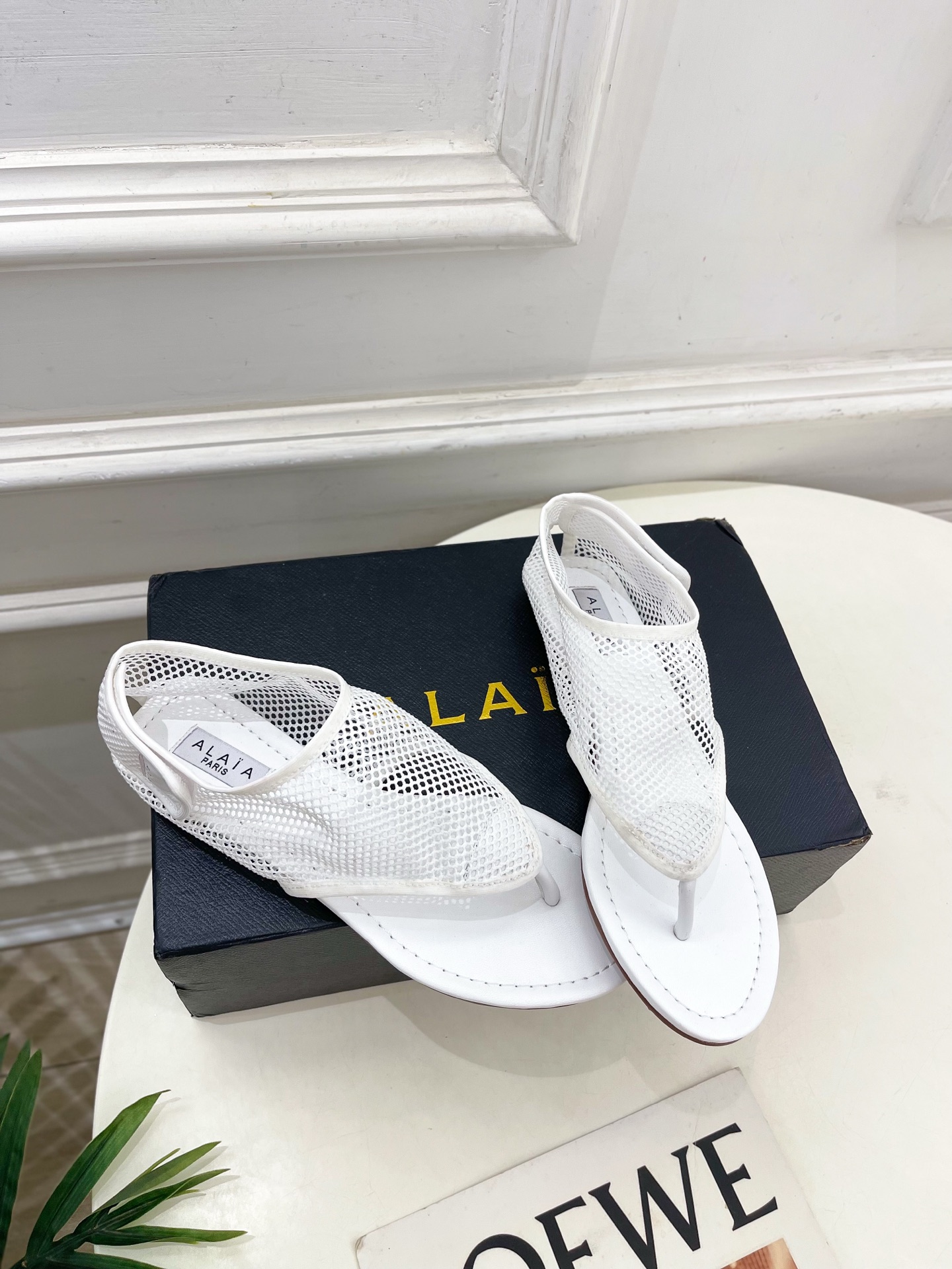 ALAÏA 阿莱亚25SS春夏新品 平底渔网夹脚凉鞋
—————————
Alaïa作为这两年最受欢迎的
