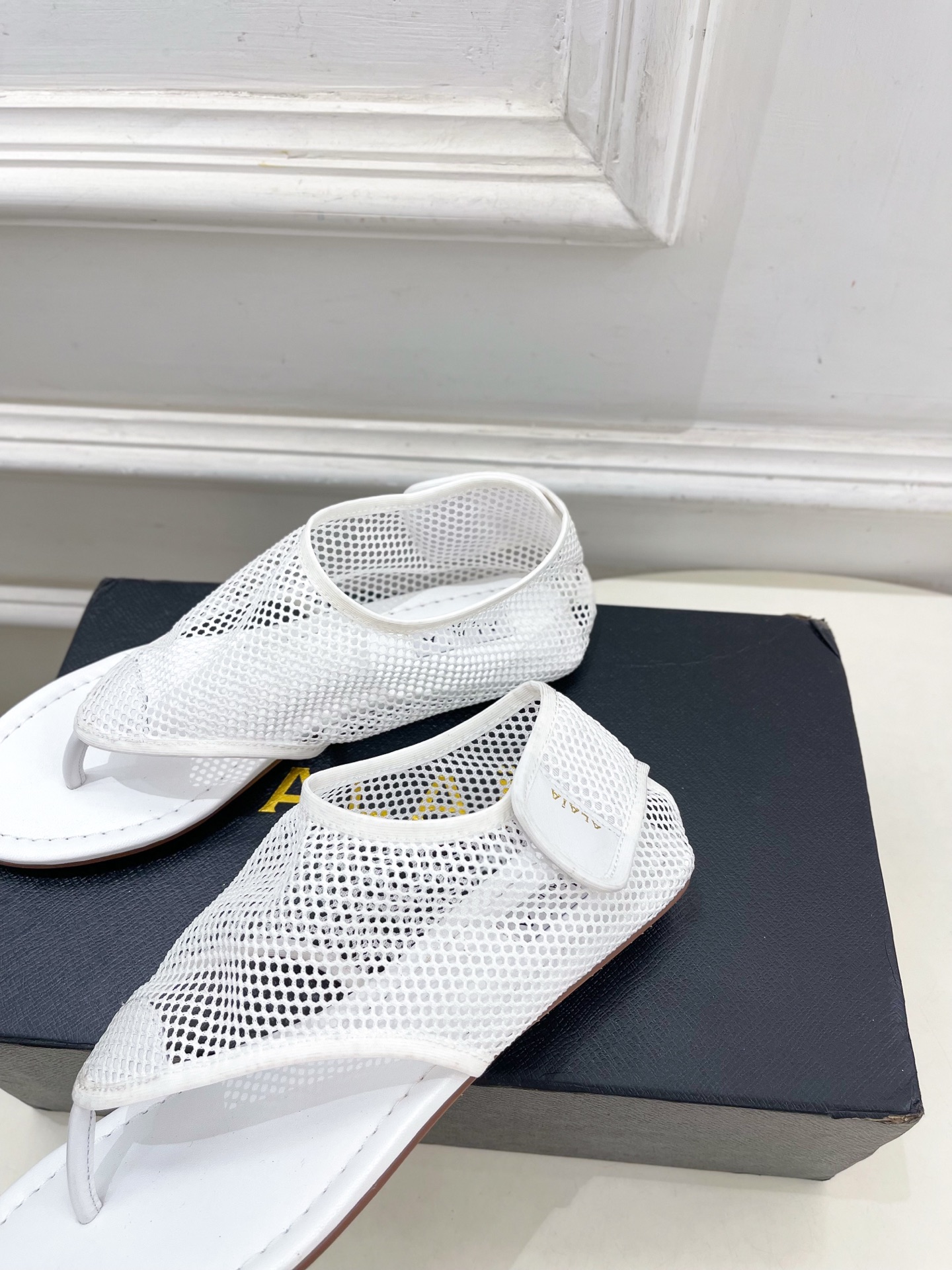ALAÏA 阿莱亚25SS春夏新品 平底渔网夹脚凉鞋
—————————
Alaïa作为这两年最受欢迎的