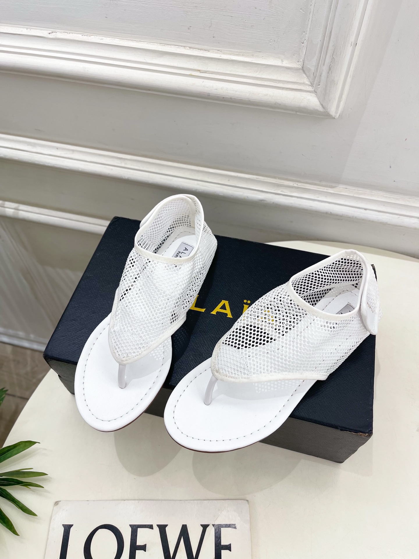 ALAÏA 阿莱亚25SS春夏新品 平底渔网夹脚凉鞋
—————————
Alaïa作为这两年最受欢迎的