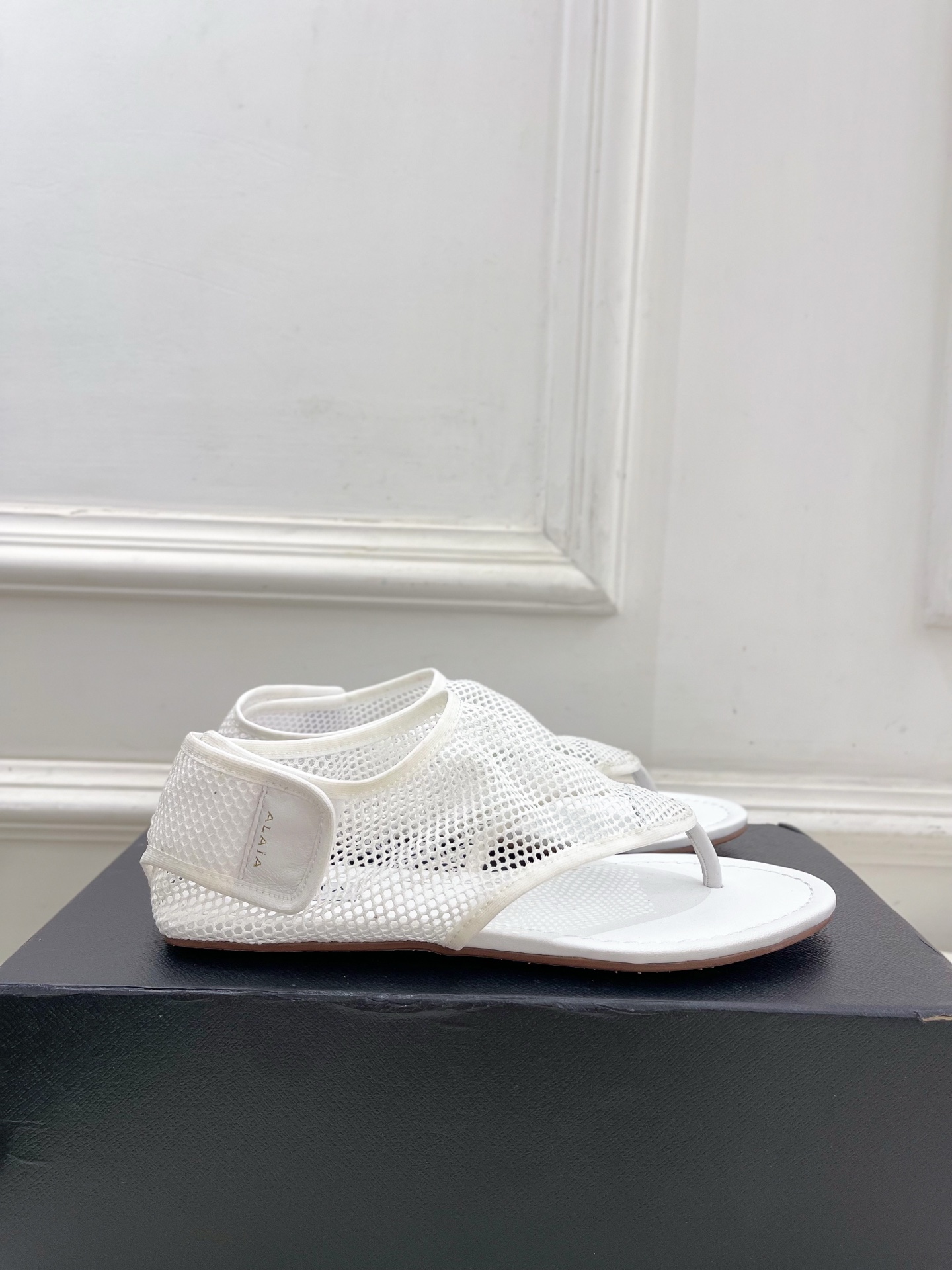 ALAÏA 阿莱亚25SS春夏新品 平底渔网夹脚凉鞋
—————————
Alaïa作为这两年最受欢迎的