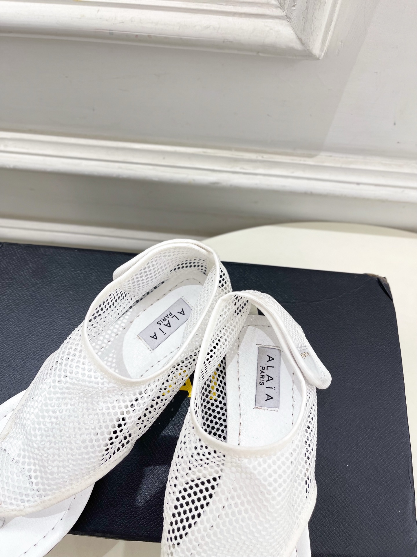 ALAÏA 阿莱亚25SS春夏新品 平底渔网夹脚凉鞋
—————————
Alaïa作为这两年最受欢迎的