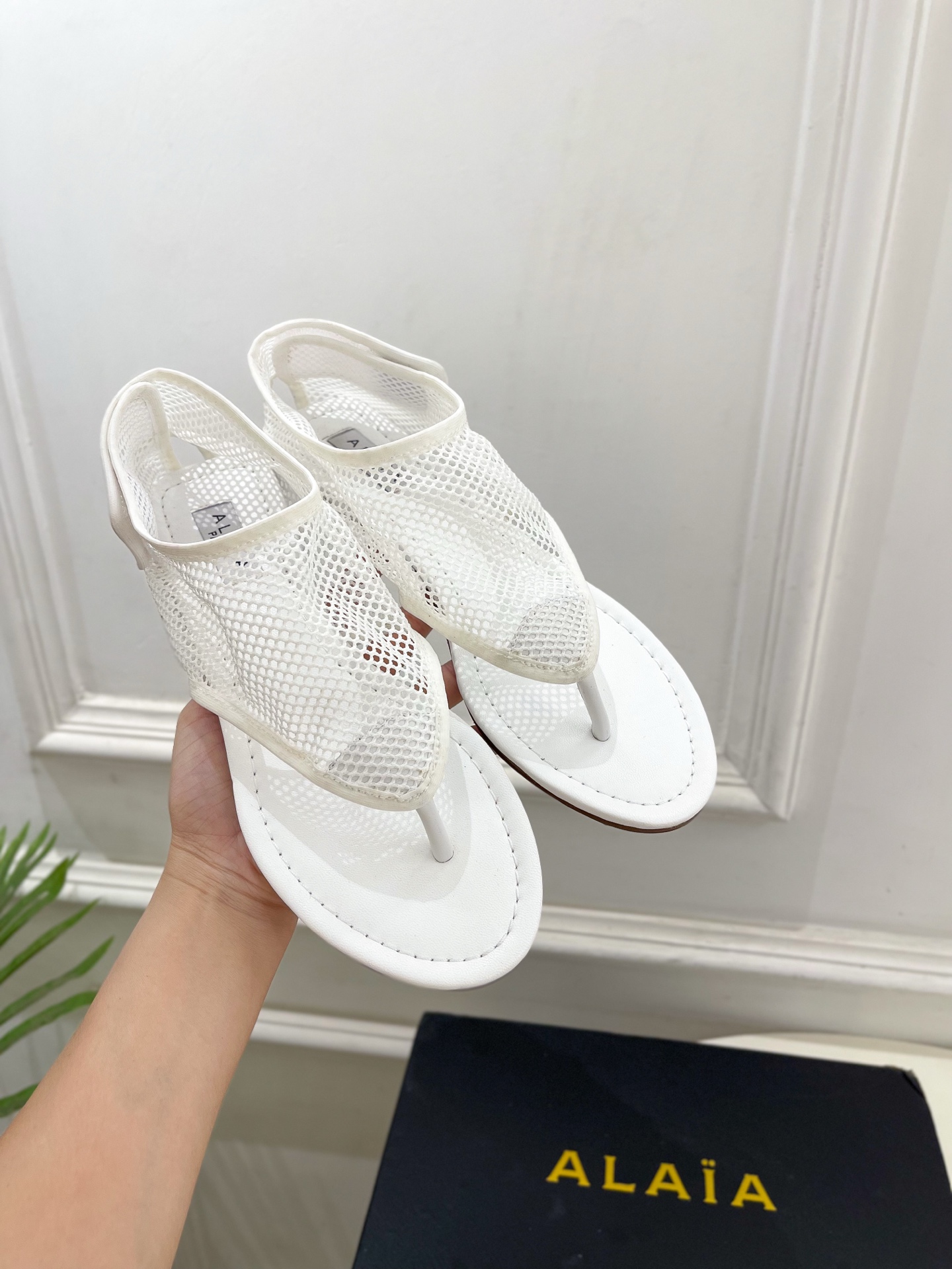 ALAÏA 阿莱亚25SS春夏新品 平底渔网夹脚凉鞋
—————————
Alaïa作为这两年最受欢迎的