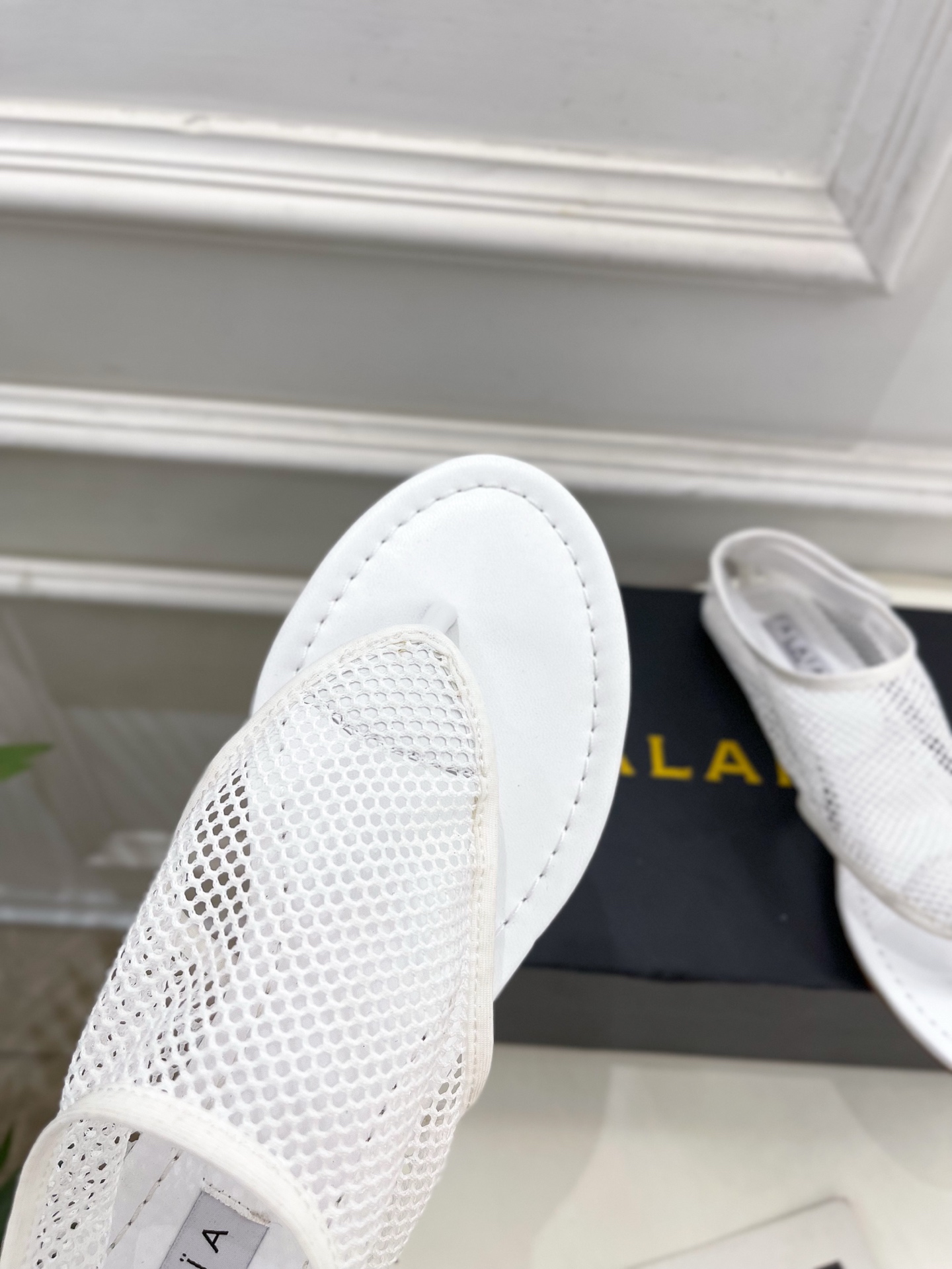 ALAÏA 阿莱亚25SS春夏新品 平底渔网夹脚凉鞋
—————————
Alaïa作为这两年最受欢迎的