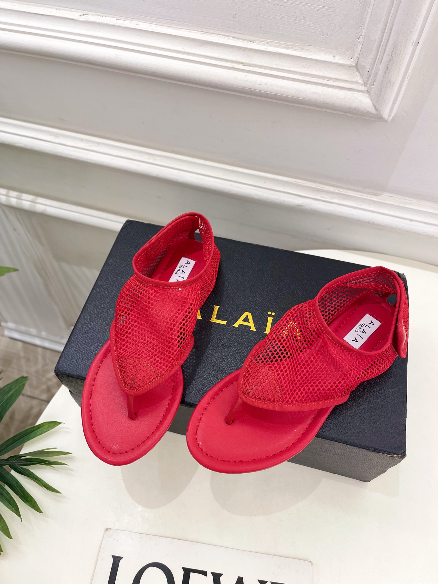 ALAÏA 阿莱亚25SS春夏新品 平底渔网夹脚凉鞋
—————————
Alaïa作为这两年最受欢迎的