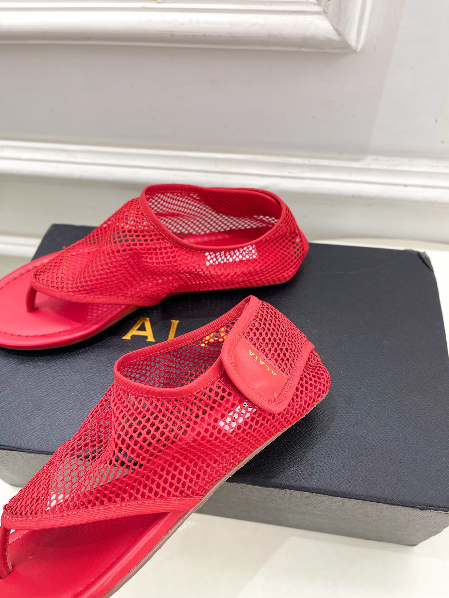ALAÏA 阿莱亚25SS春夏新品 平底渔网夹脚凉鞋
—————————
Alaïa作为这两年最受欢迎的