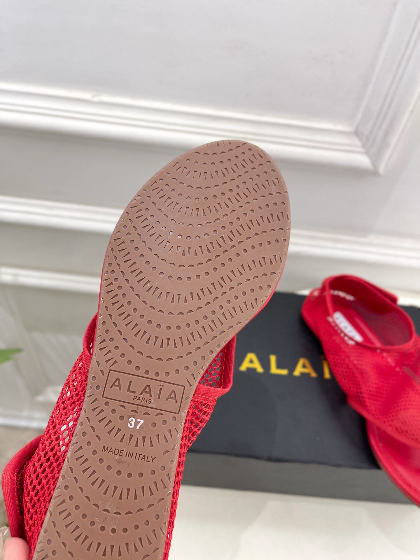 ALAÏA 阿莱亚25SS春夏新品 平底渔网夹脚凉鞋
—————————
Alaïa作为这两年最受欢迎的